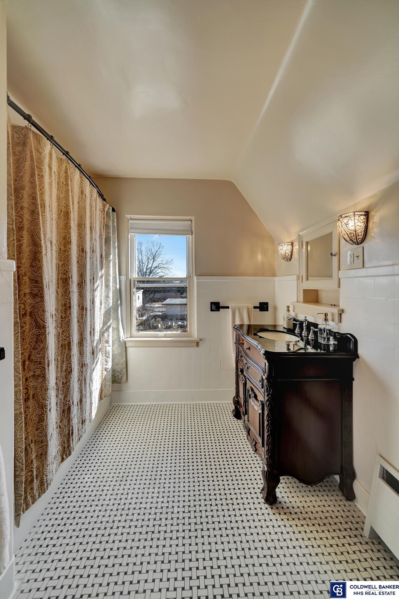 Lincoln, Nebraska, 68510, United States, 6 Bedrooms Bedrooms, ,2 BathroomsBathrooms,Residential,For Sale,1796246