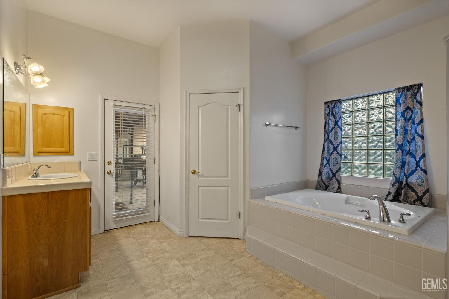 Bakersfield, California, 93312, United States, 4 Bedrooms Bedrooms, ,3 BathroomsBathrooms,Residential,For Sale,1992986