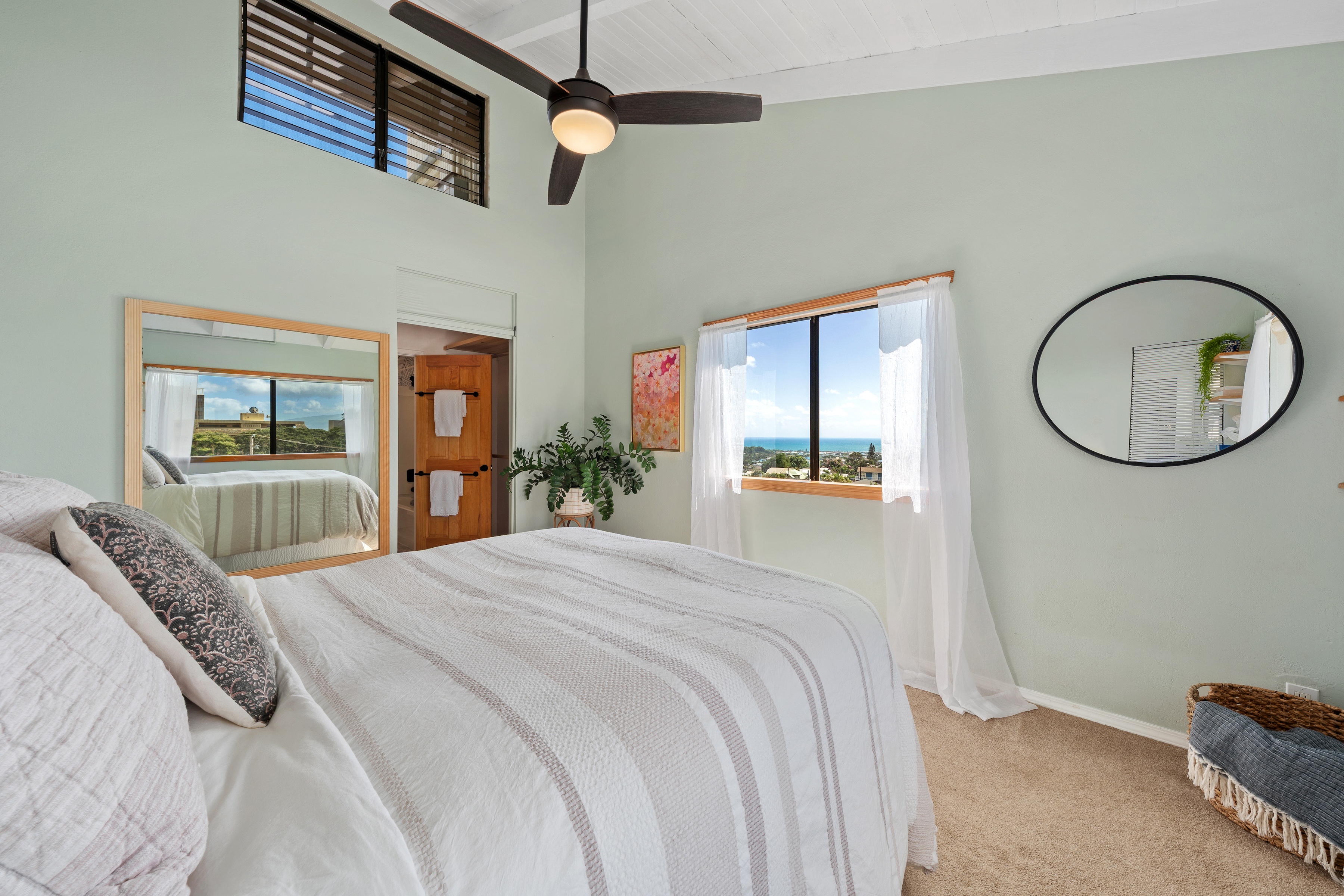  Centrally Located Living with Vaulted Ceilings and Views - 物件實景