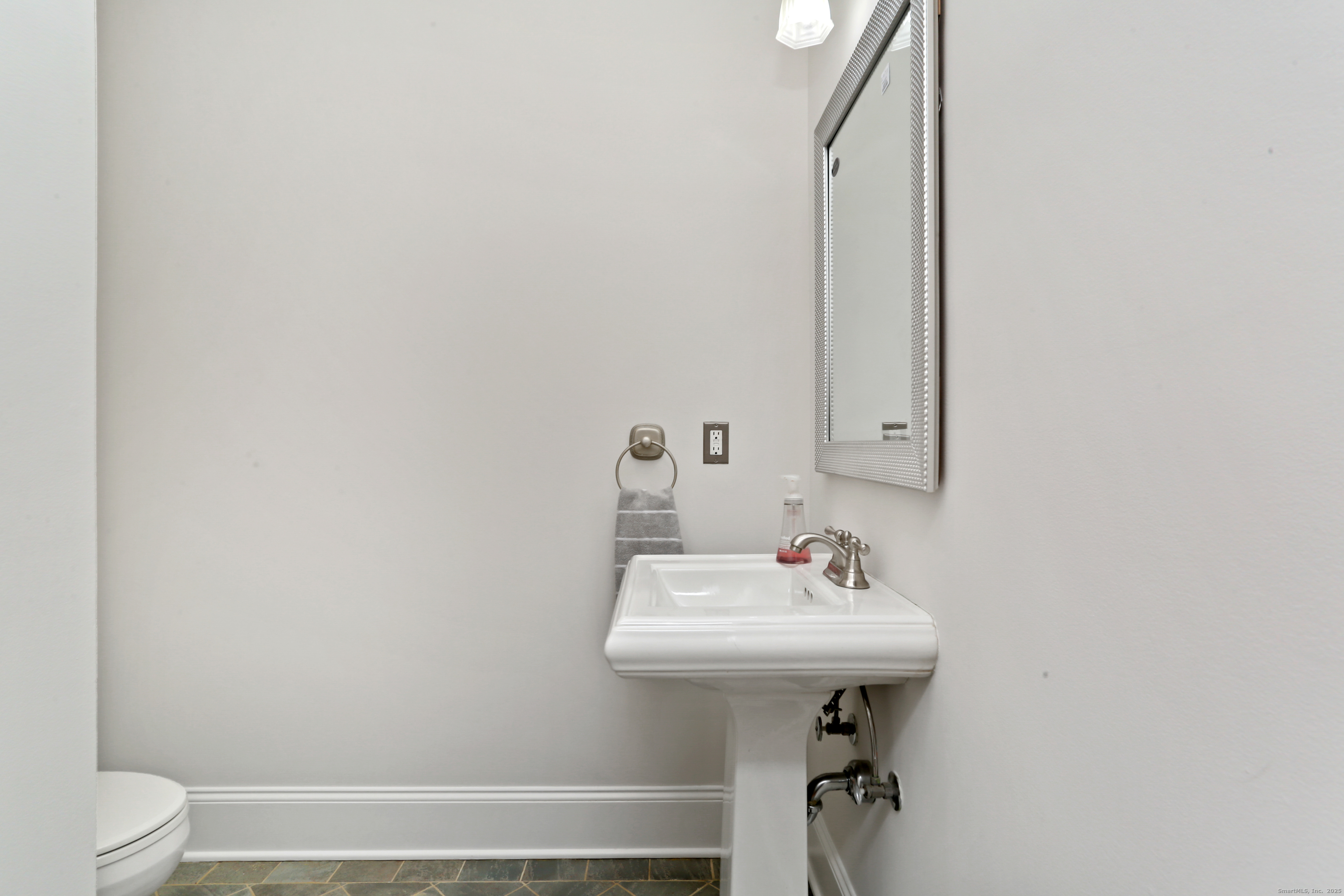 Fairfield, Connecticut, 06824, United States, 3 Bedrooms Bedrooms, ,3 BathroomsBathrooms,Residential,For Sale,2001723