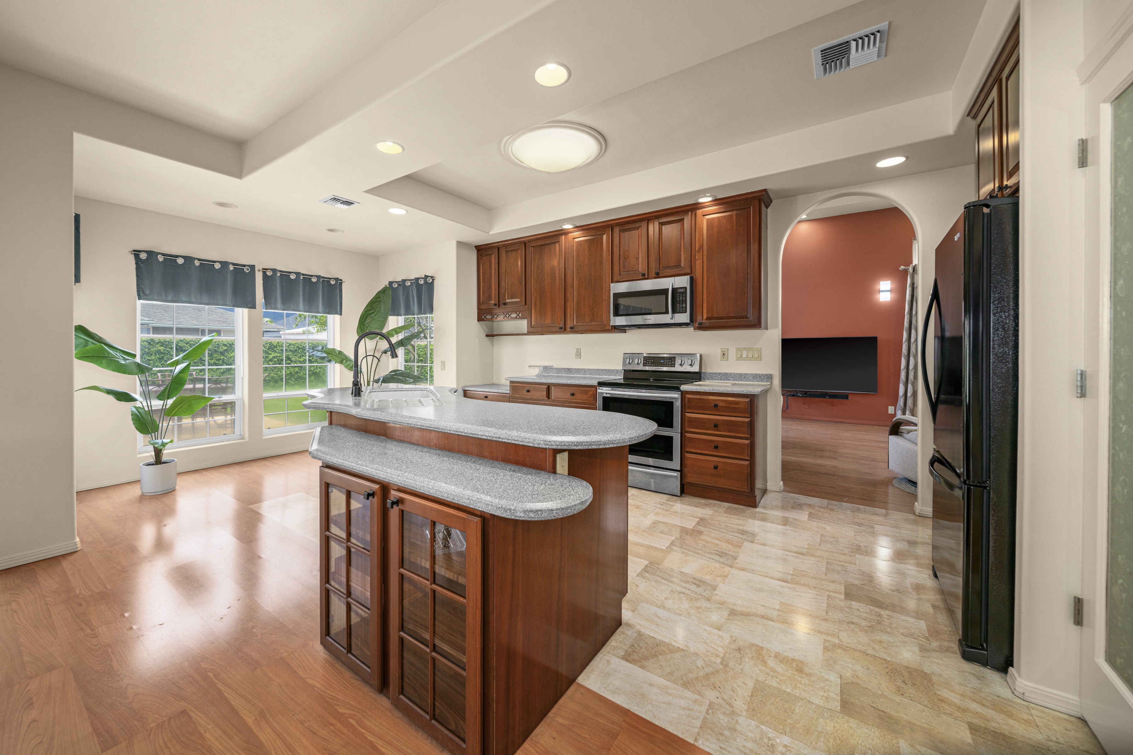  Pride of ownership explains this 4 bedroom 2.5 bath home & backyard - 物件實景
