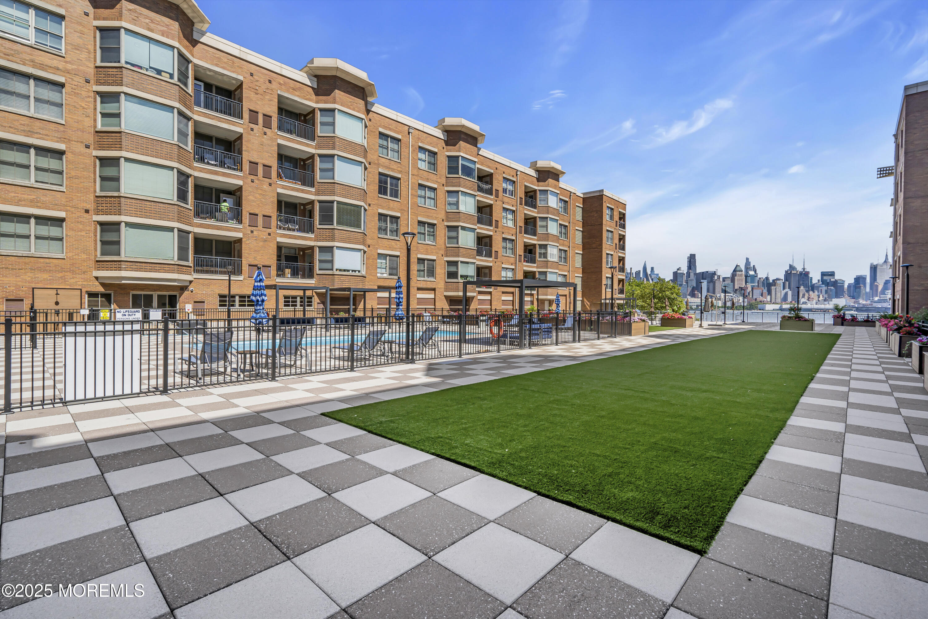 West New York, New Jersey, 07093, United States, 2 Bedrooms Bedrooms, ,2 BathroomsBathrooms,Residential,For Sale,1928927