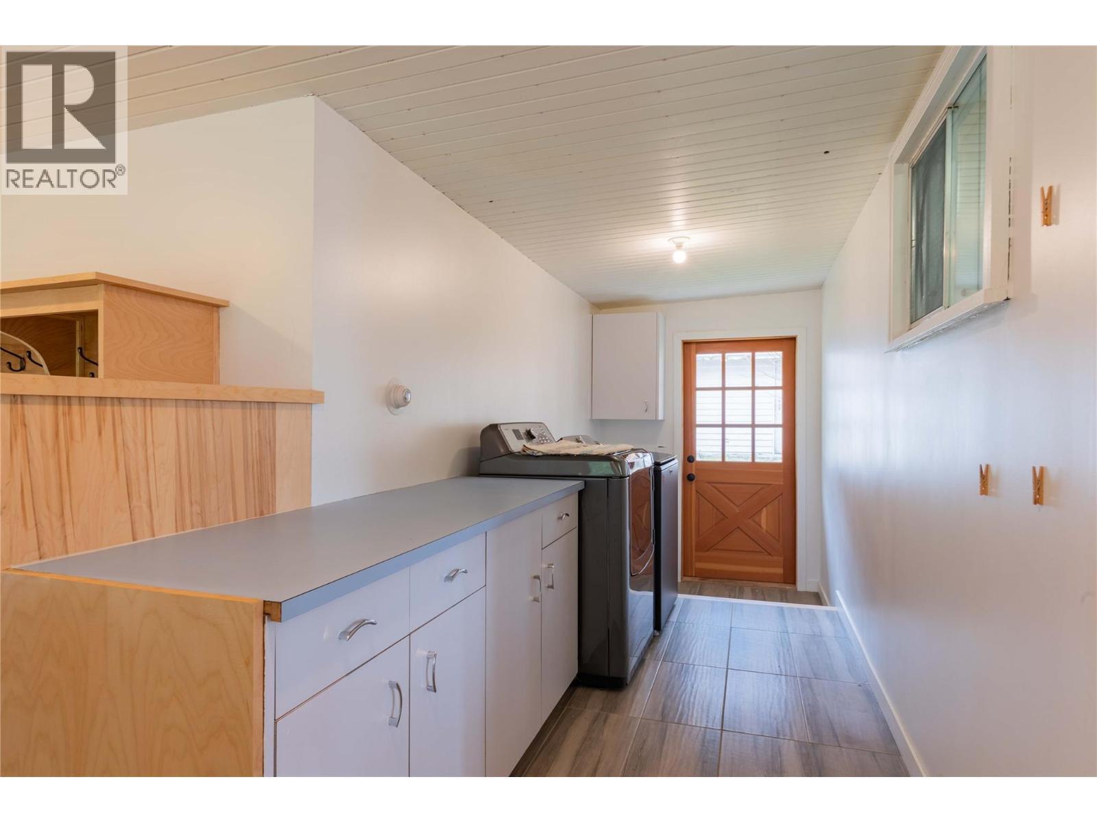 APPLEDALE, British Columbia, V0G 2J0, CA, 5 Bedrooms Bedrooms, ,2 BathroomsBathrooms,Residential,For Sale,1946998