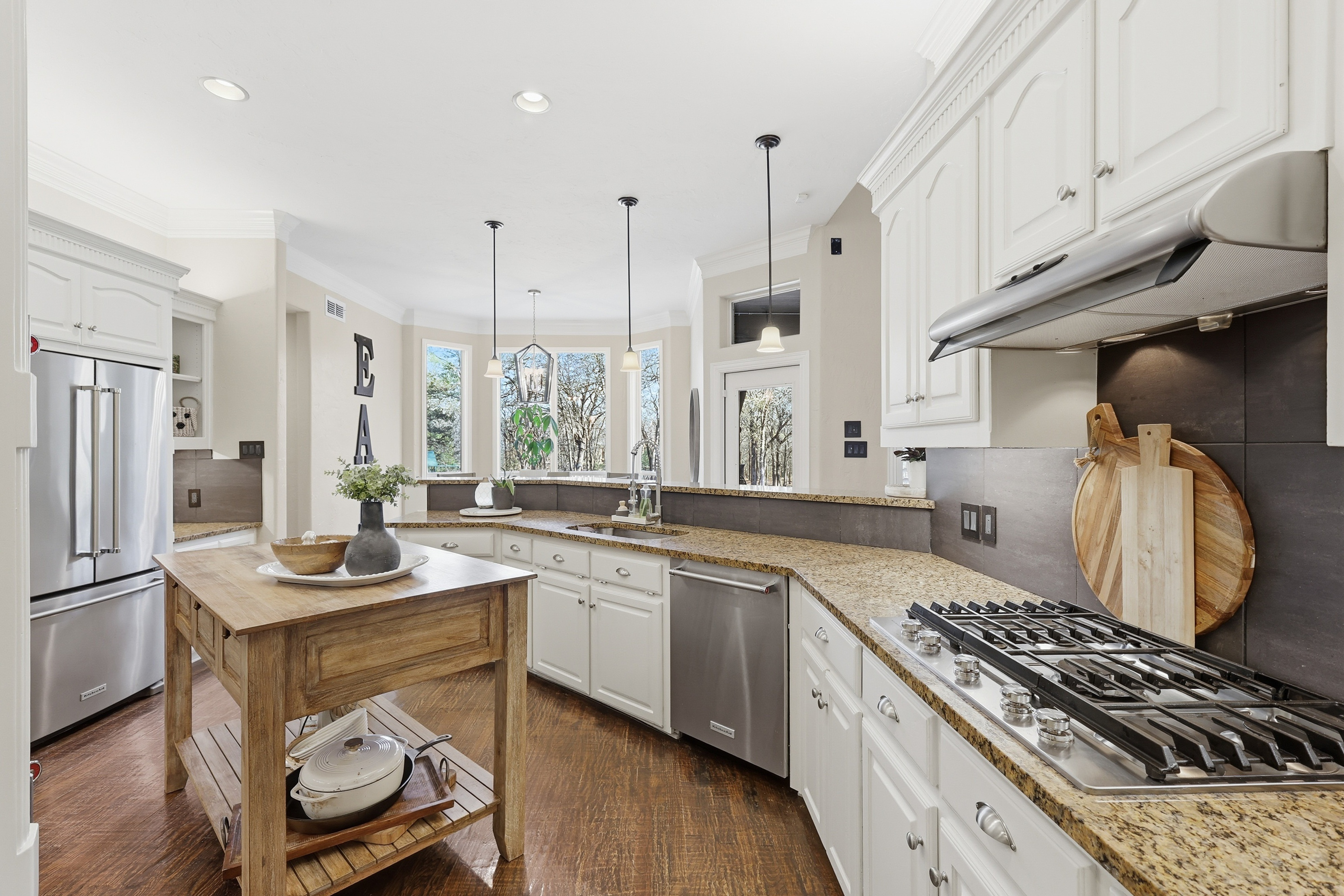  Resort-Style Estate Living on 1.9 Wooded Acres in Prestigious Shadow Wood Estate - 物件實景