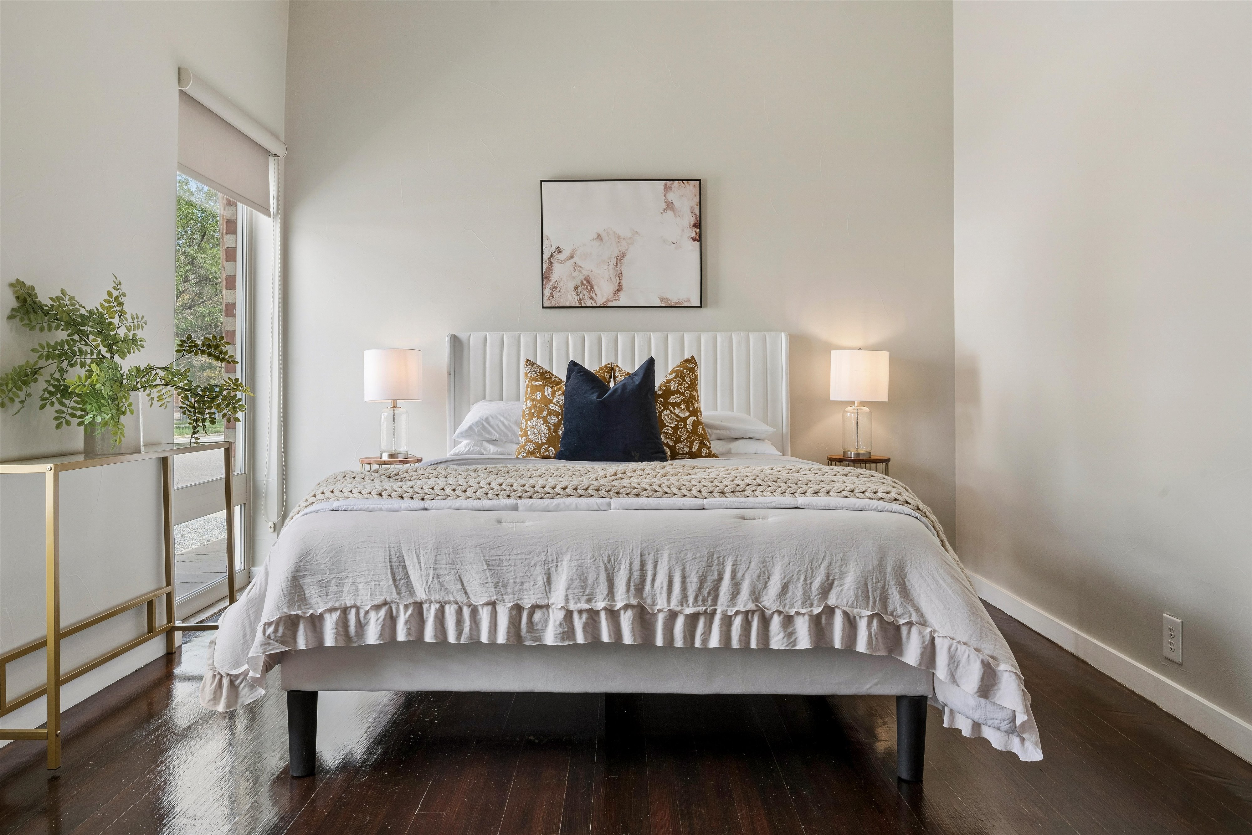  Beautifully updated residence, timeless architectural character & modern comfort - 物件實景