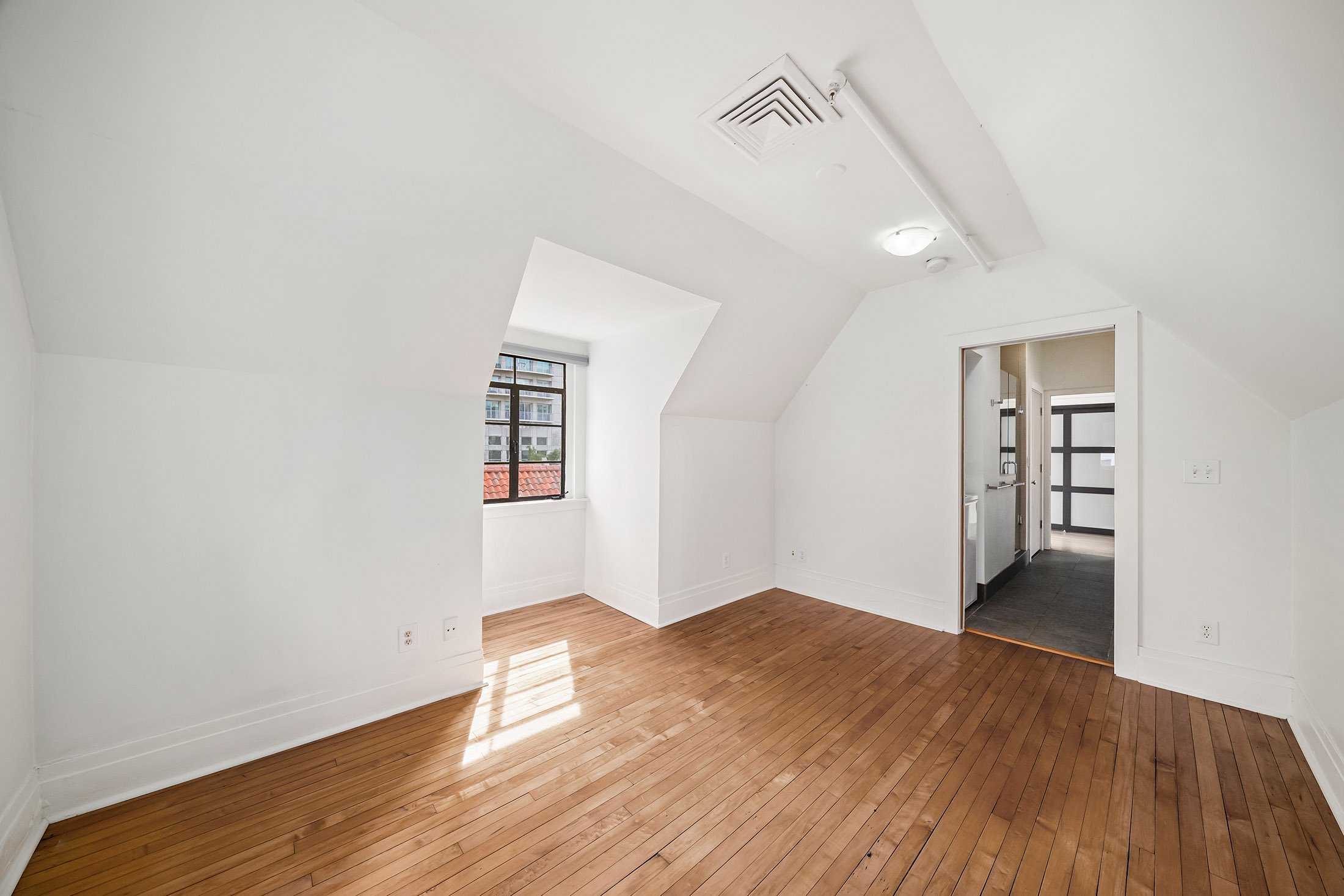  Two-Story Penthouse with Sweeping Skyline Views - 物件實景