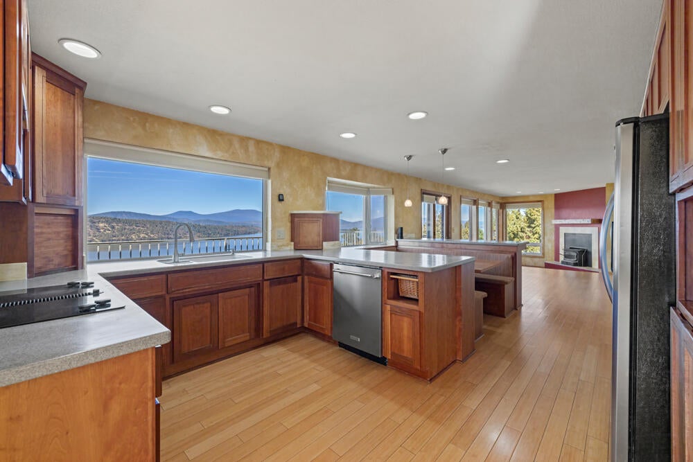 Klamath Falls, Oregon, 97601, United States, 4 Bedrooms Bedrooms, ,4 BathroomsBathrooms,Residential,For Sale,1804036