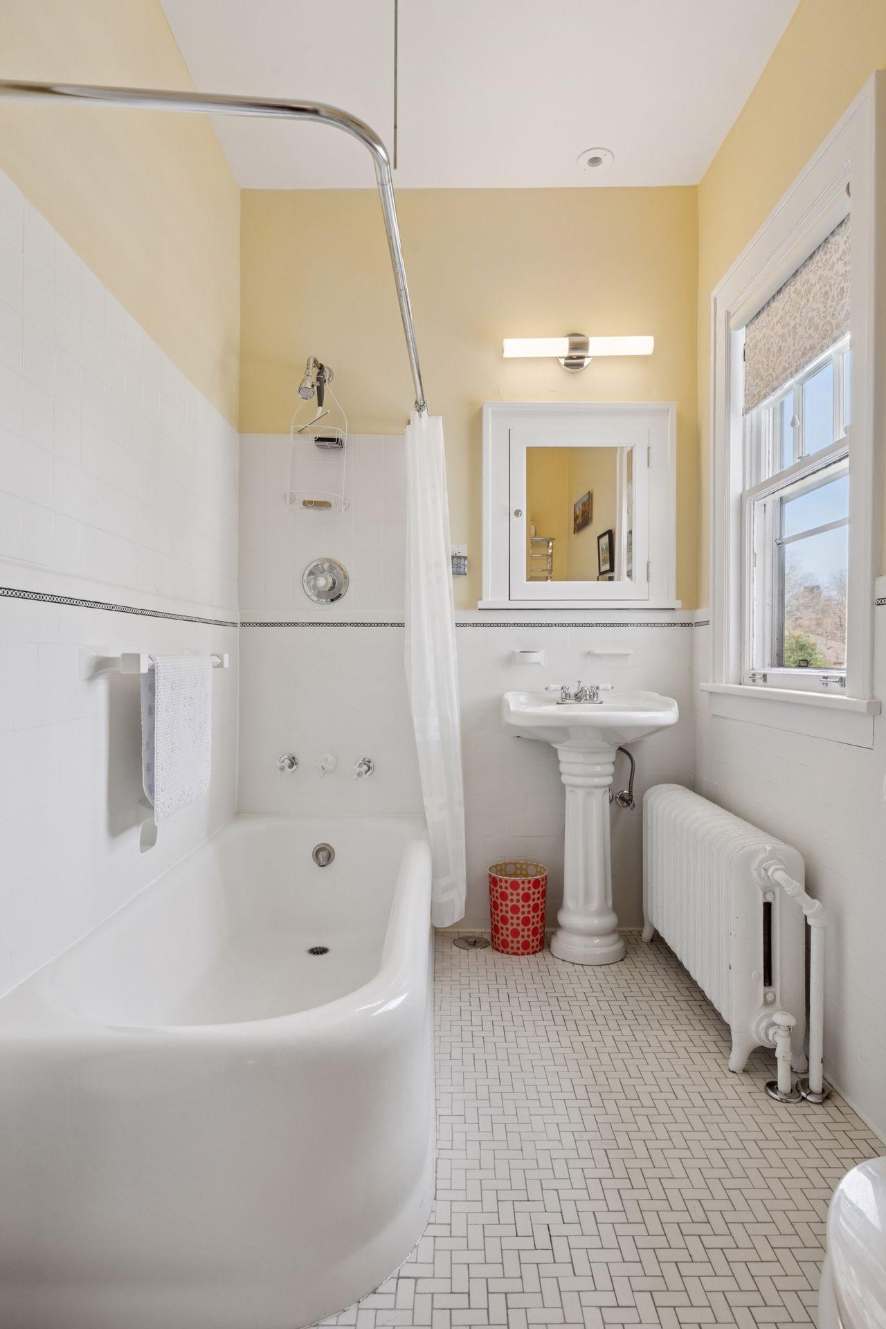 Saint Paul, Minnesota, 55105, United States, 5 Bedrooms Bedrooms, ,3 BathroomsBathrooms,Residential,For Sale,1767572