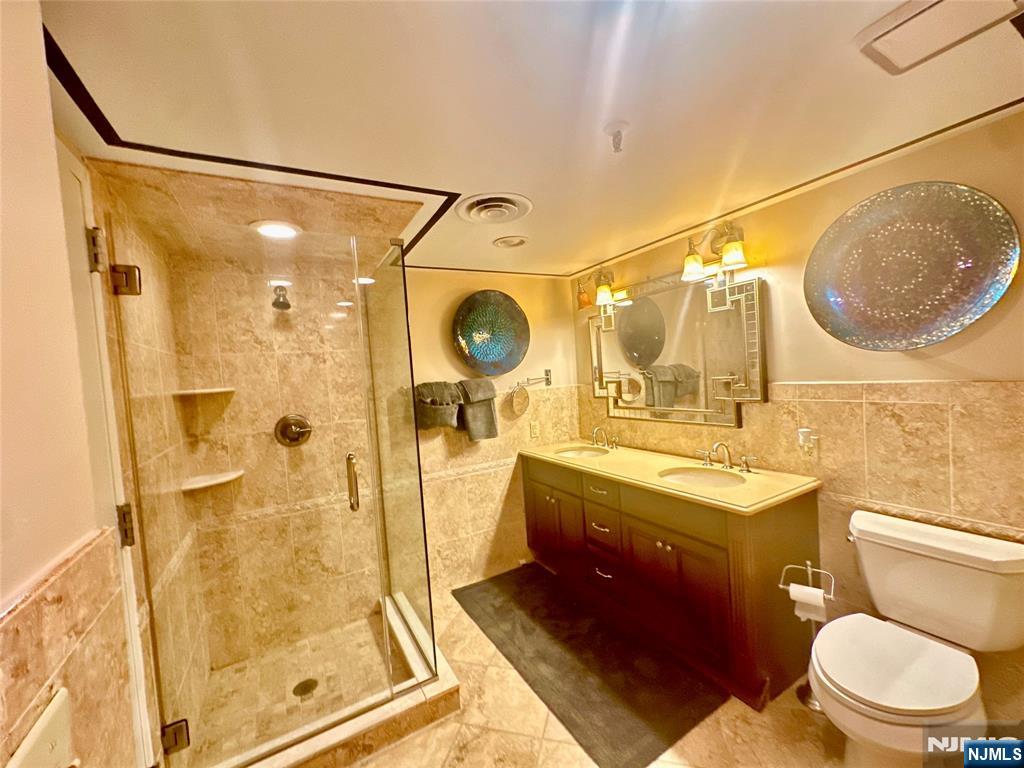 Hackensack, New Jersey, 07601, United States, 2 Bedrooms Bedrooms, ,2 BathroomsBathrooms,Residential,For Sale,1912760