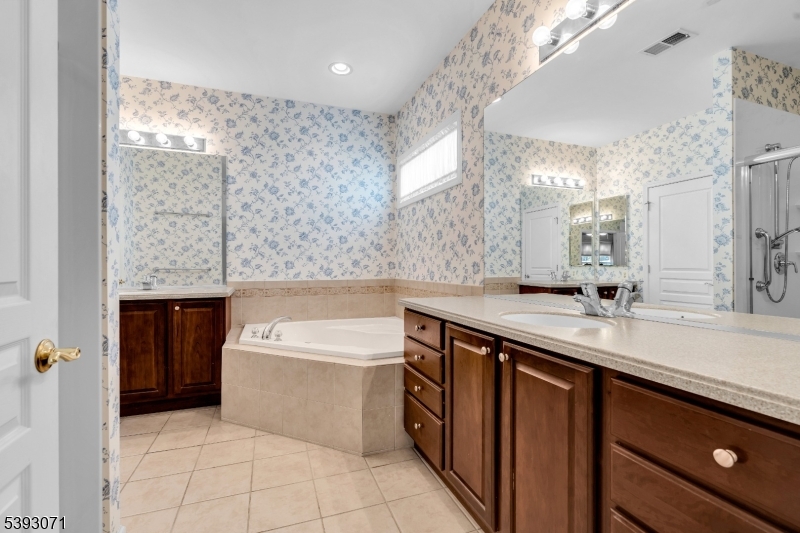 Franklin Twp., New Jersey, 08873, United States, 2 Bedrooms Bedrooms, ,3 BathroomsBathrooms,Residential,For Sale,1987602