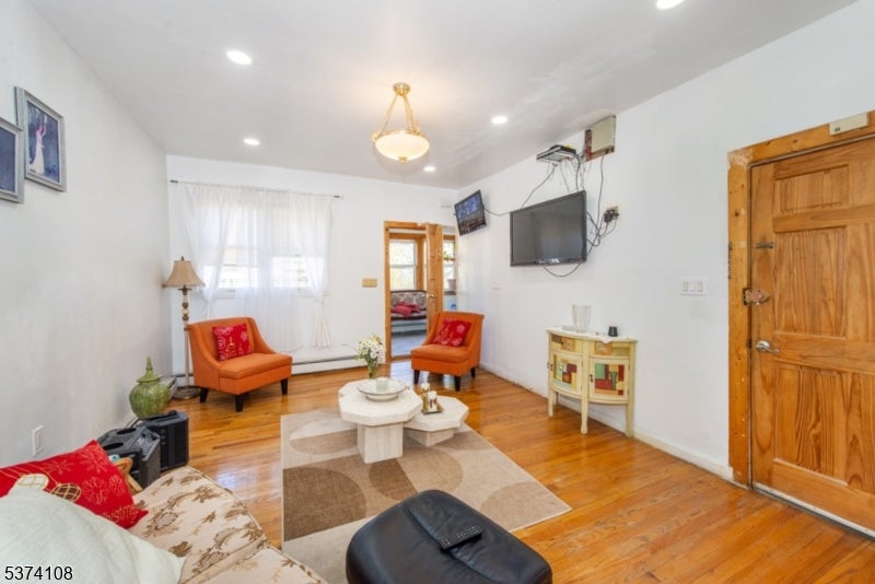 Newark City, New Jersey, 07112, United States, ,3 BathroomsBathrooms,Residential,For Sale,1982998