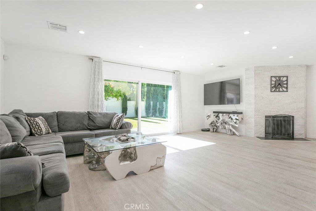 Valley Glen, California, 91405, United States, 3 Bedrooms Bedrooms, ,3 BathroomsBathrooms,Residential,For Sale,1938846
