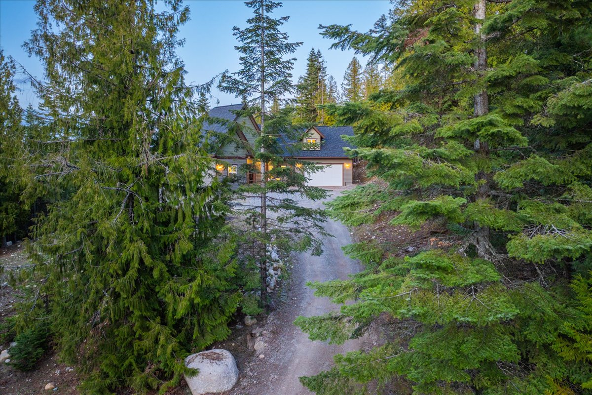 Sagle, Idaho, 83860, United States, 3 Bedrooms Bedrooms, ,4 BathroomsBathrooms,Residential,For Sale,1976949