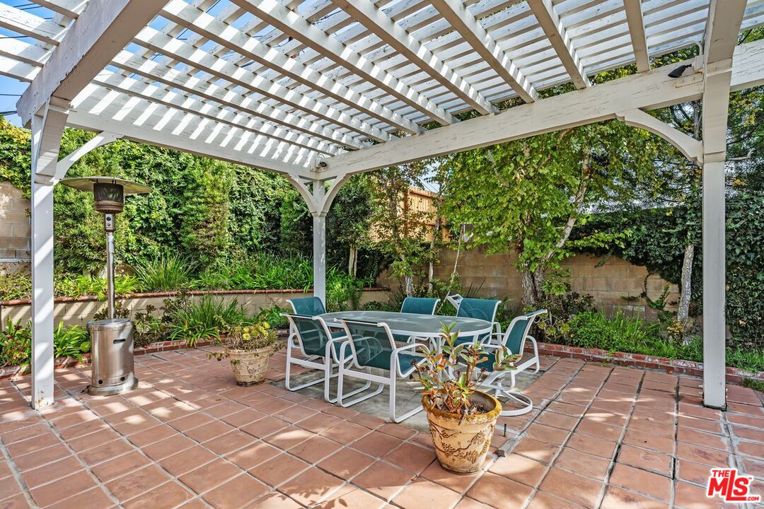 Los Angeles, California, 90056, United States, 5 Bedrooms Bedrooms, ,3 BathroomsBathrooms,Residential,For Sale,1987741