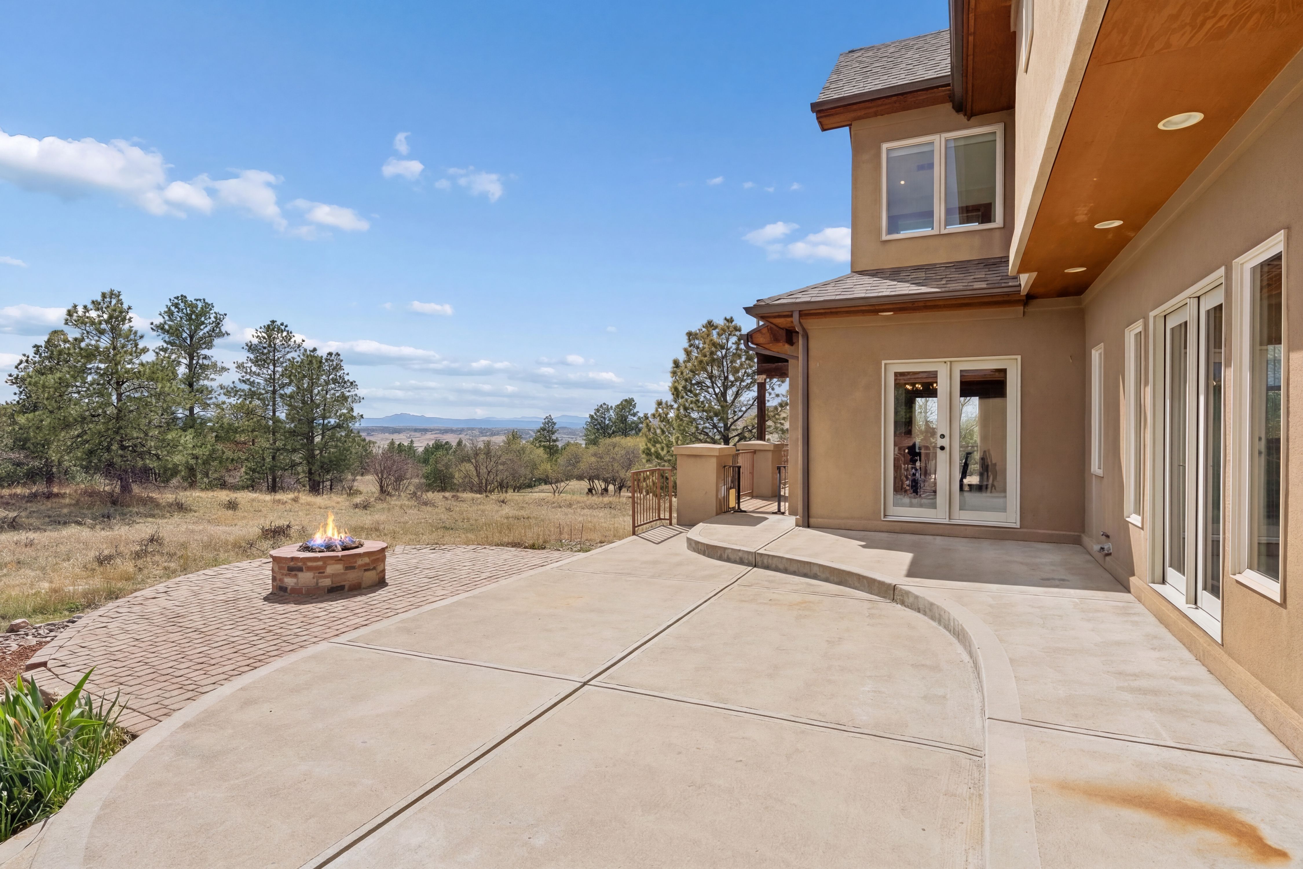  Set high on a hill in The Timbers and backing to open space - 物件實景