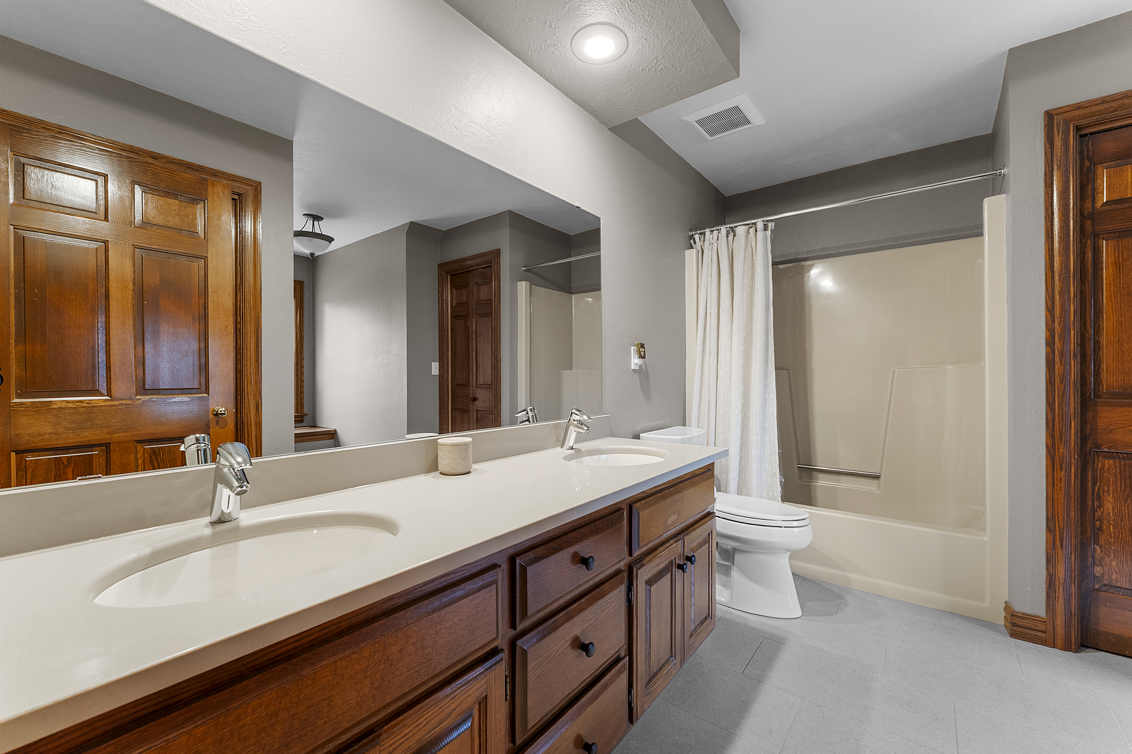  Elegant Colonial Offering Space, Privacy & Modern Comfort - 物件實景
