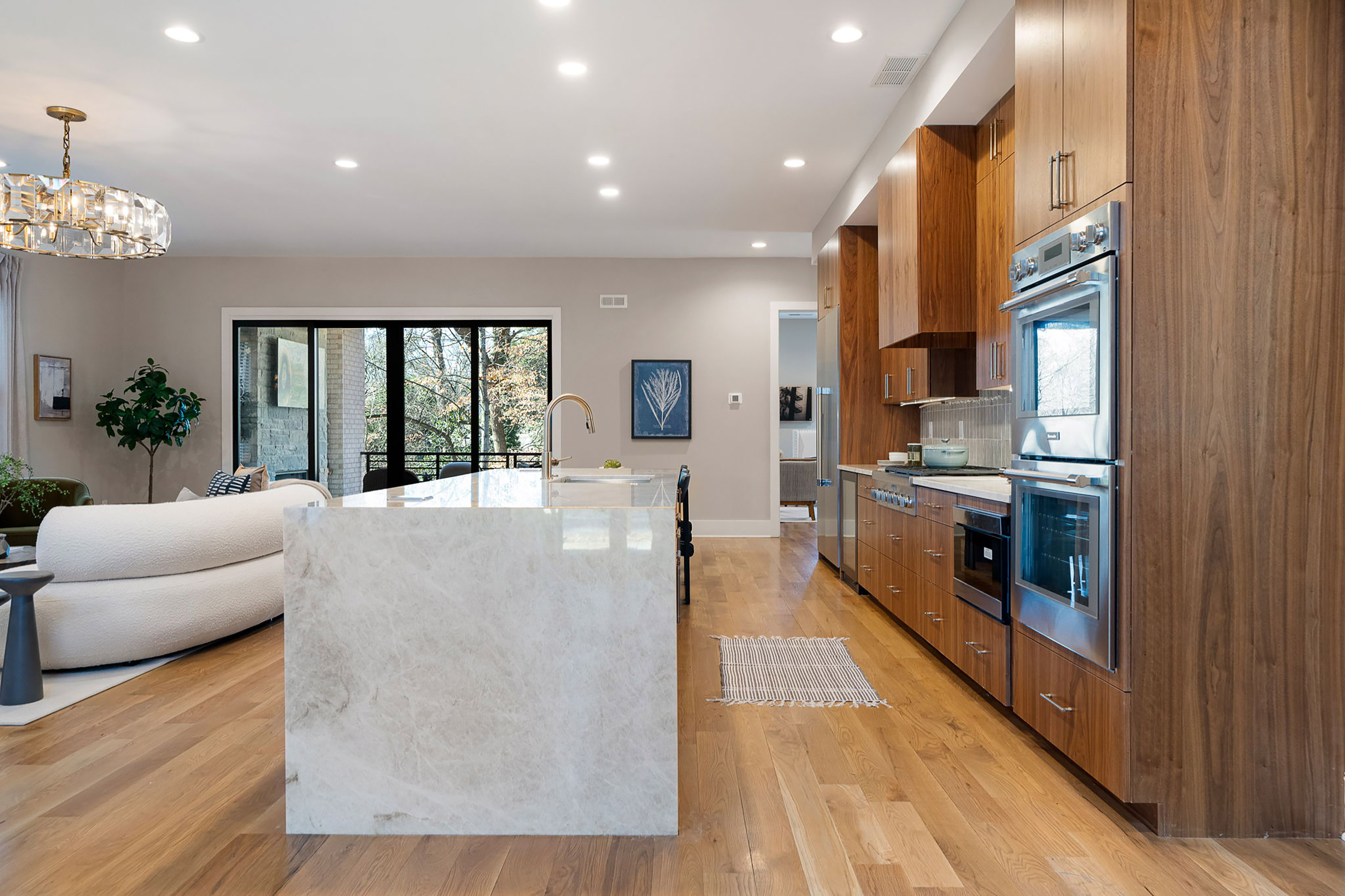  Striking Three Story Custom-built Home Redefines Modern Luxury - 物件實景