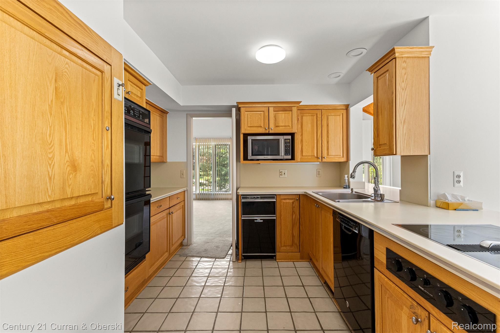 West Bloomfield Charter Township, Michigan, 48323, United States, 4 Bedrooms Bedrooms, ,4 BathroomsBathrooms,Residential,For Sale,1942642
