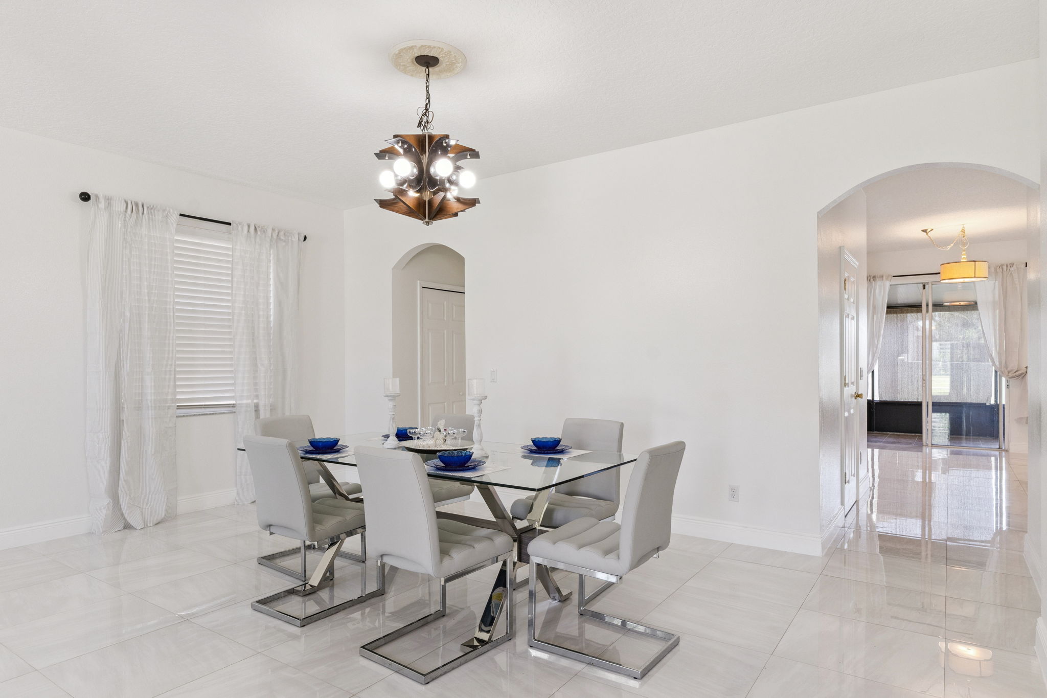 Orlando, Florida, 32825, United States, 5 Bedrooms Bedrooms, ,4 BathroomsBathrooms,Residential,For Sale,1980757