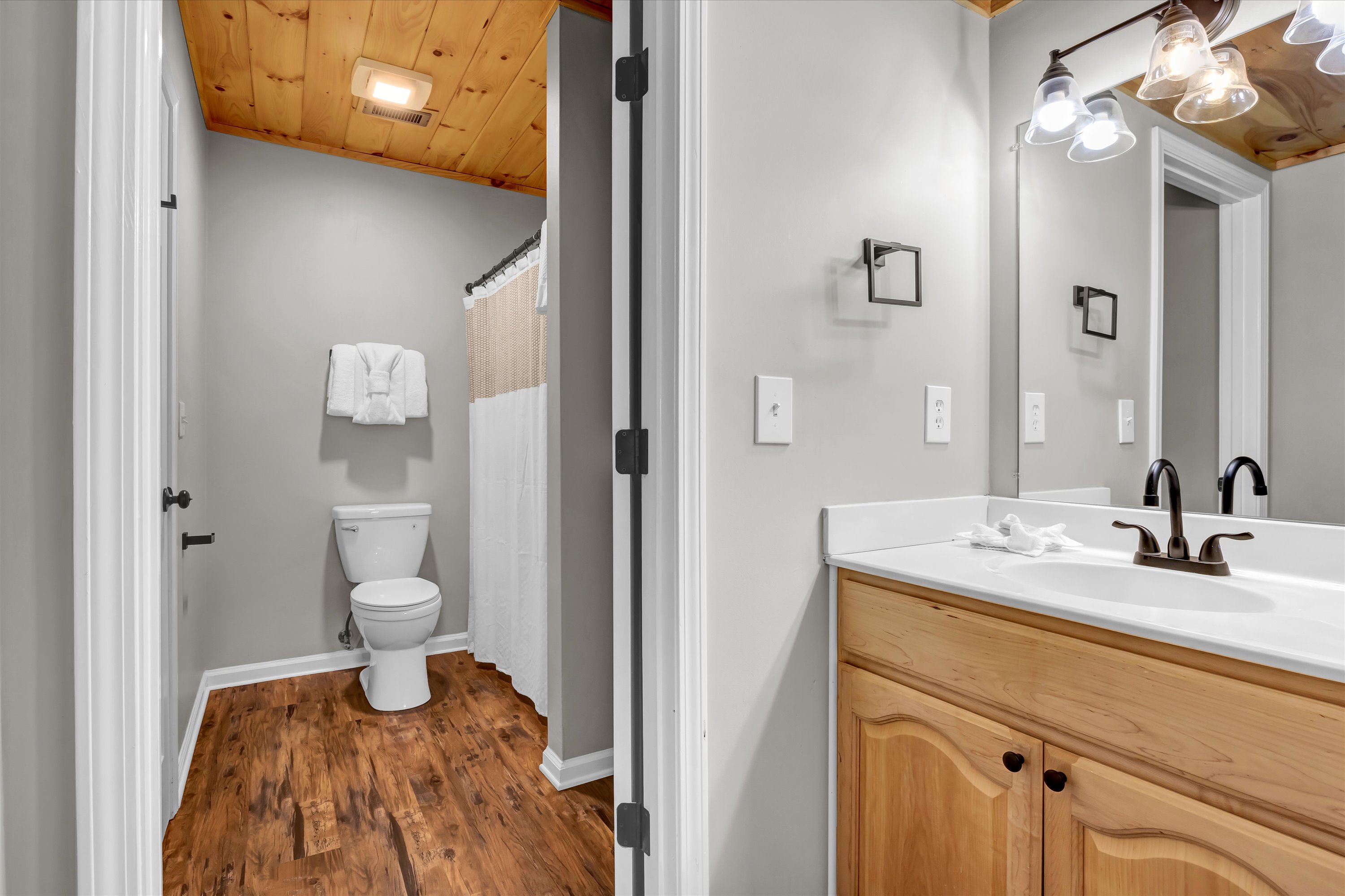 Sevierville, Tennessee, 37862, United States, 4 Bedrooms Bedrooms, ,5 BathroomsBathrooms,Residential,For Sale,1915370