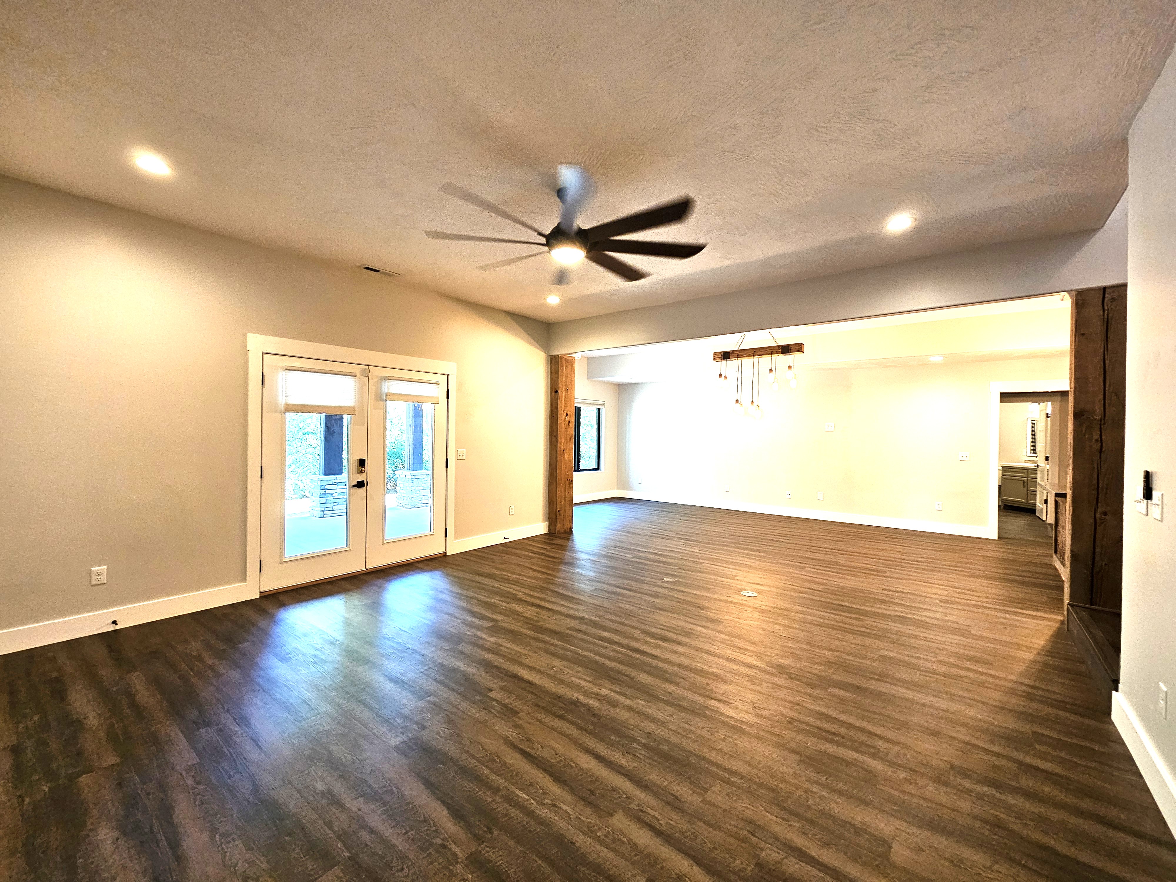 SPRINGFIELD, Missouri, 65804, United States, 4 Bedrooms Bedrooms, ,4 BathroomsBathrooms,Residential,For Sale,1996433