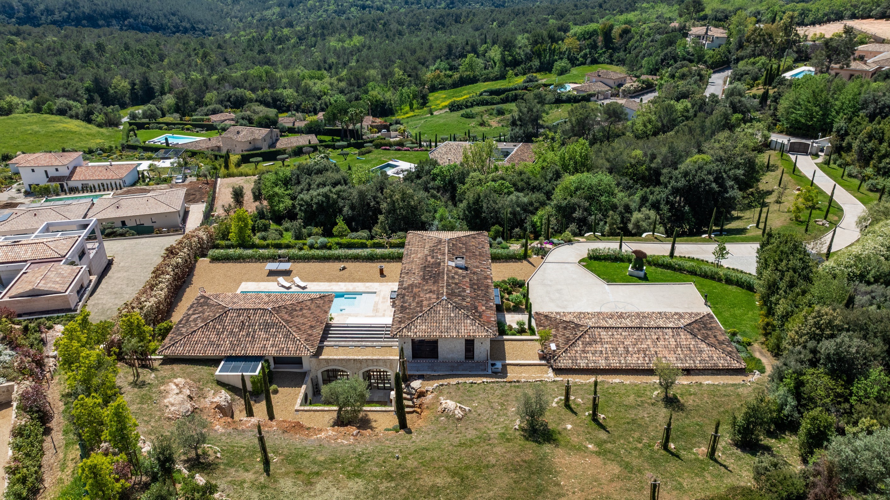  Roquefort-les-Pins villa with pool, 4 bedrooms and open views near Nice airport… - 物件實景
