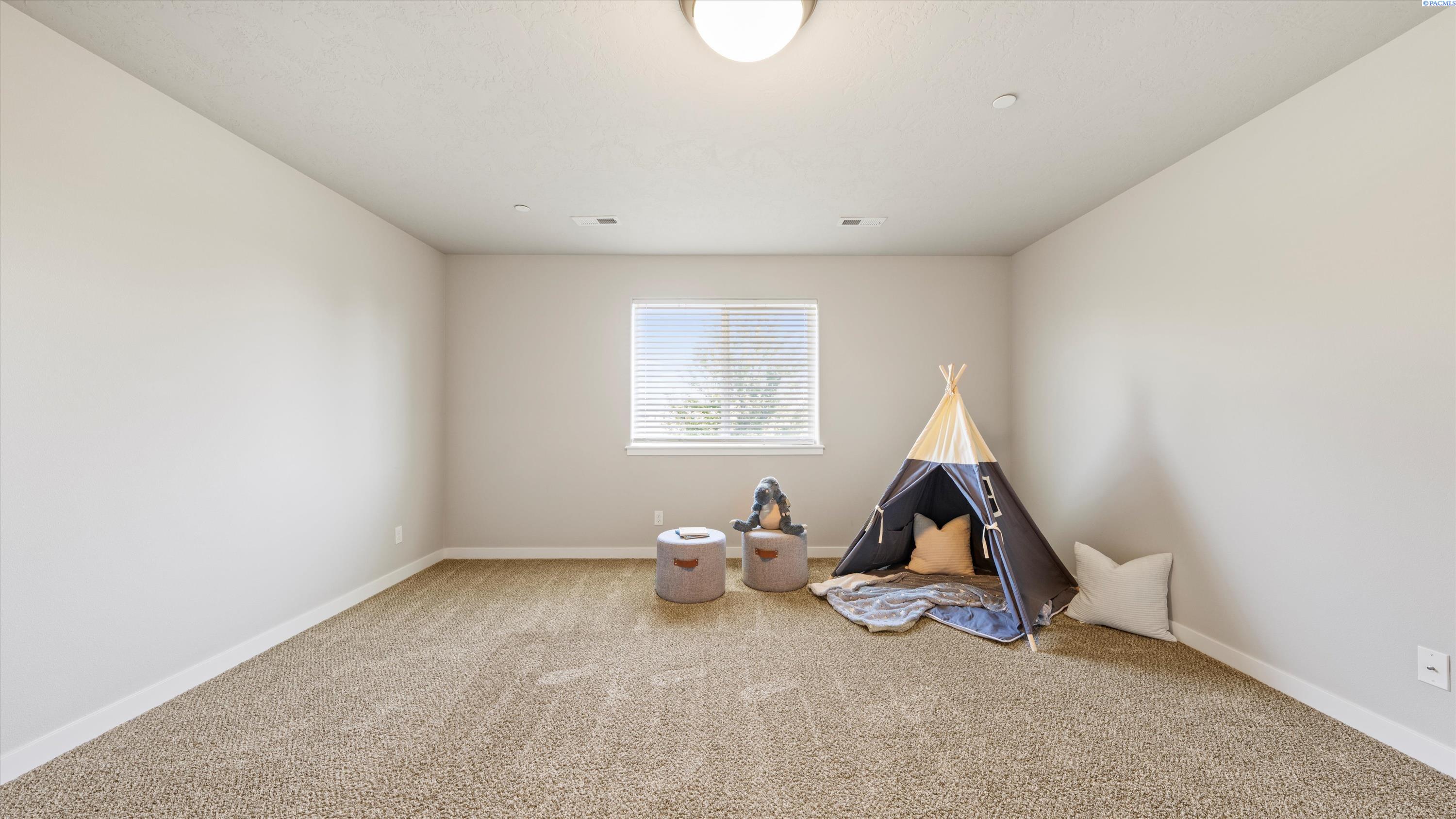 Richland, Washington, 99352, United States, 5 Bedrooms Bedrooms, ,3 BathroomsBathrooms,Residential,For Sale,1947439