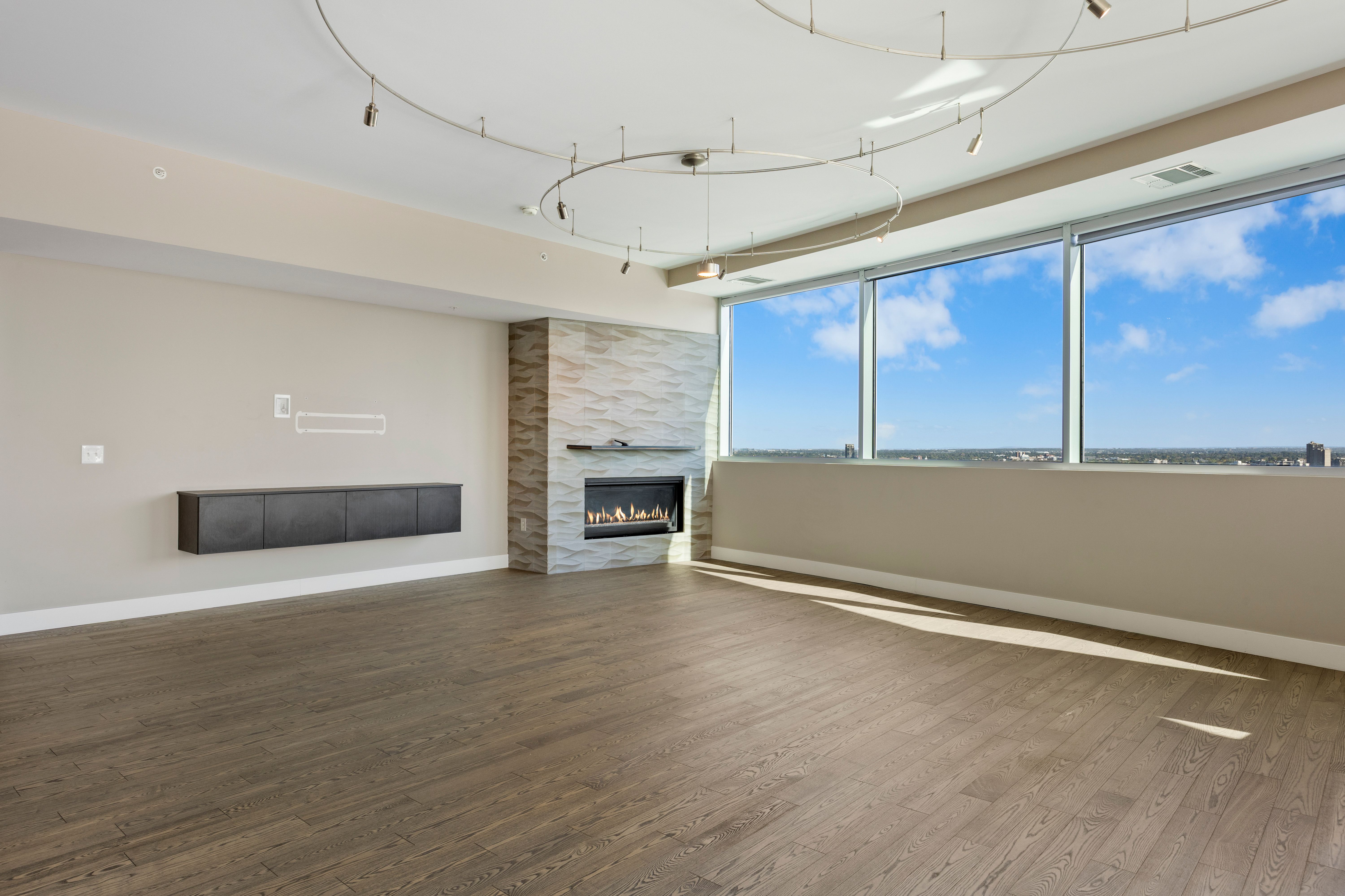  Over 1000 Feet of Private Terrace Throughout This Penthouse - 物件實景