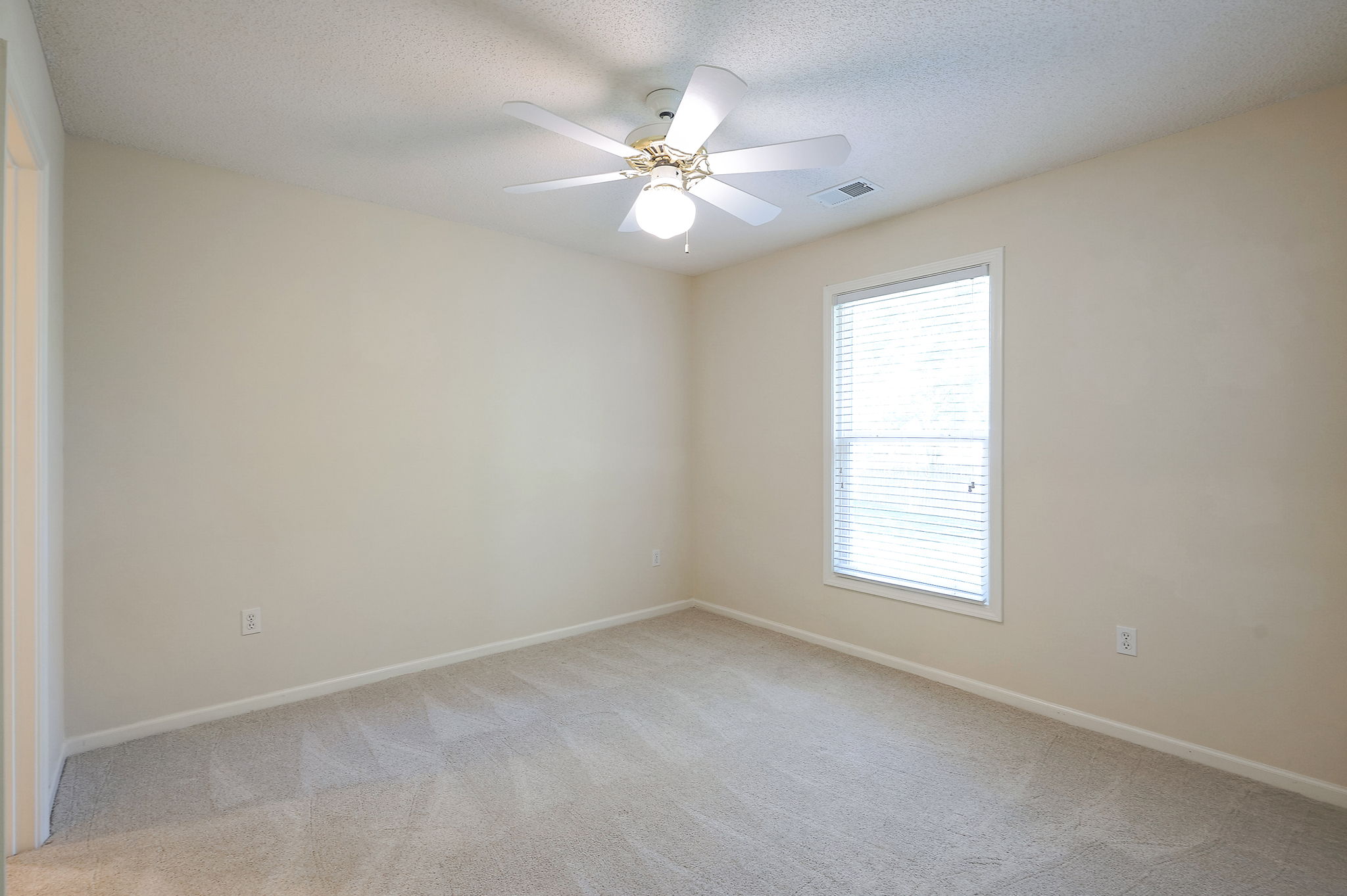  15223 Woodson Lane, Overland Park, KS 66223 - 物件實景