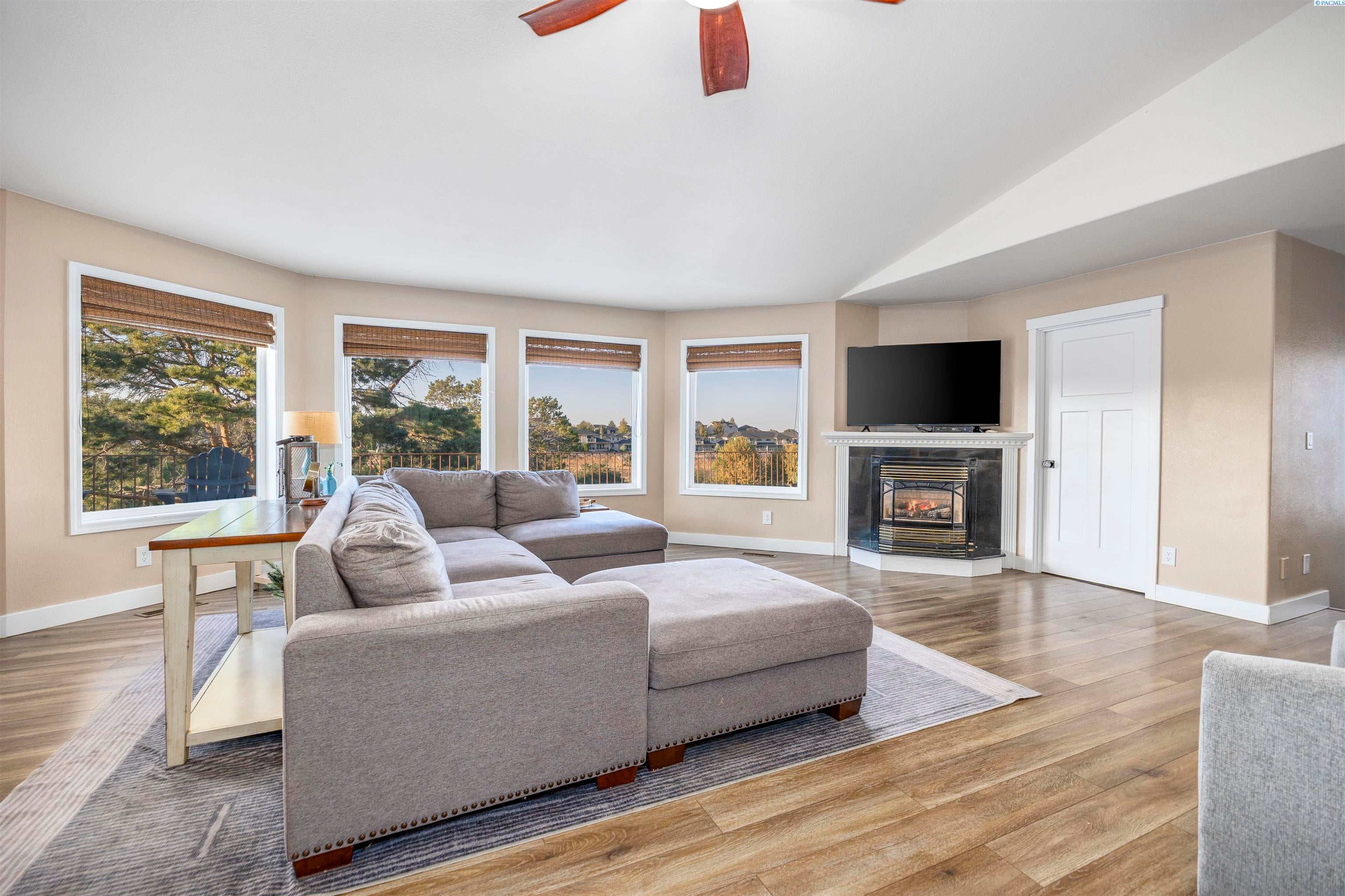 Kennewick, Washington, 99337, United States, 4 Bedrooms Bedrooms, ,2 BathroomsBathrooms,Residential,For Sale,1978666