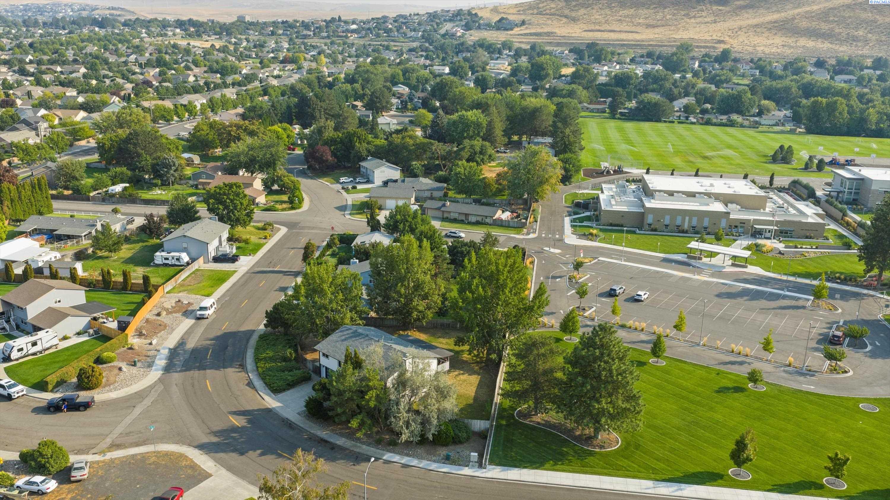 Kennewick, Washington, 99338, United States, 4 Bedrooms Bedrooms, ,1 BathroomBathrooms,Residential,For Sale,1933317