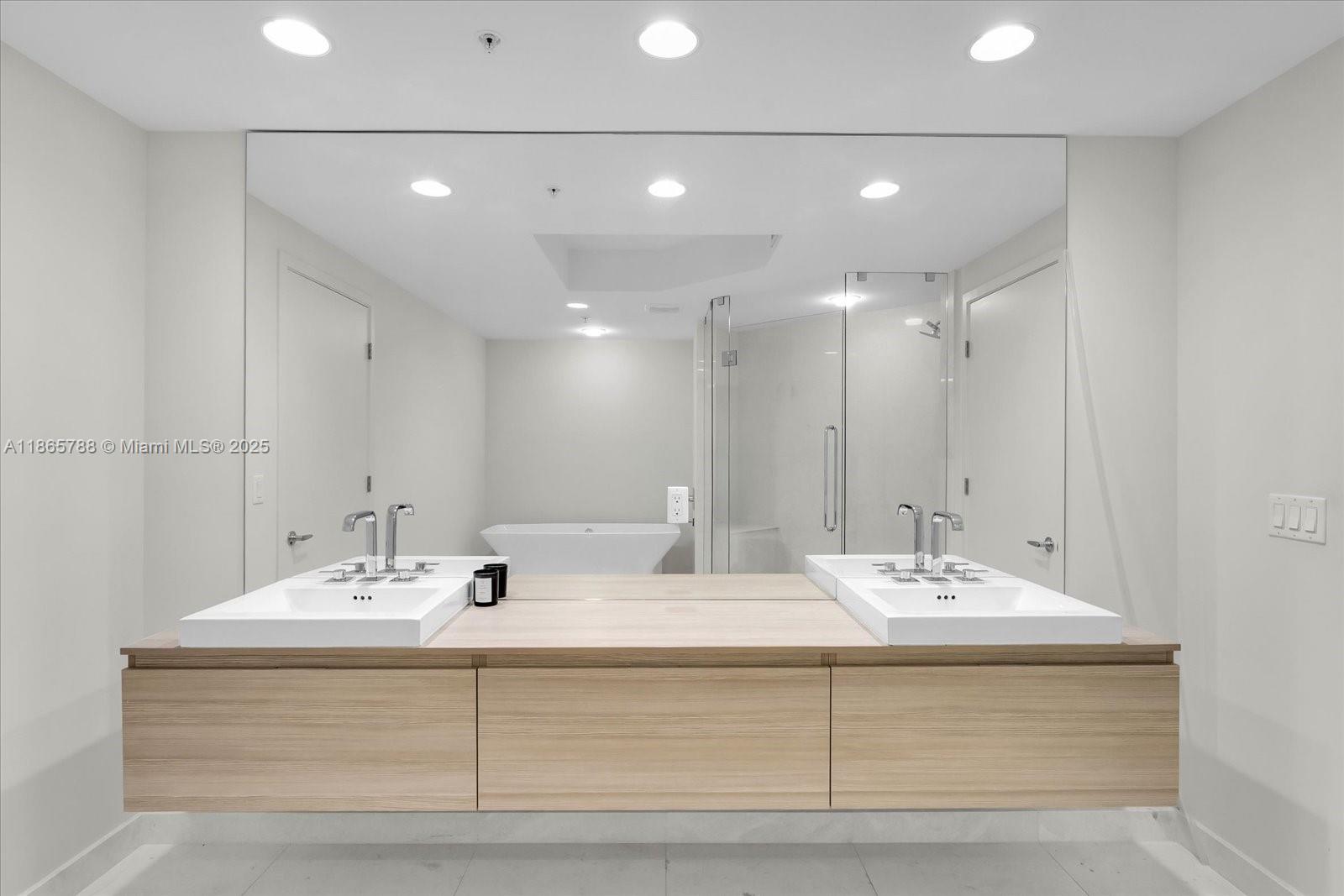 North Miami Beach, Florida, 33160, United States, 2 Bedrooms Bedrooms, ,3 BathroomsBathrooms,Residential,For Sale,1926964