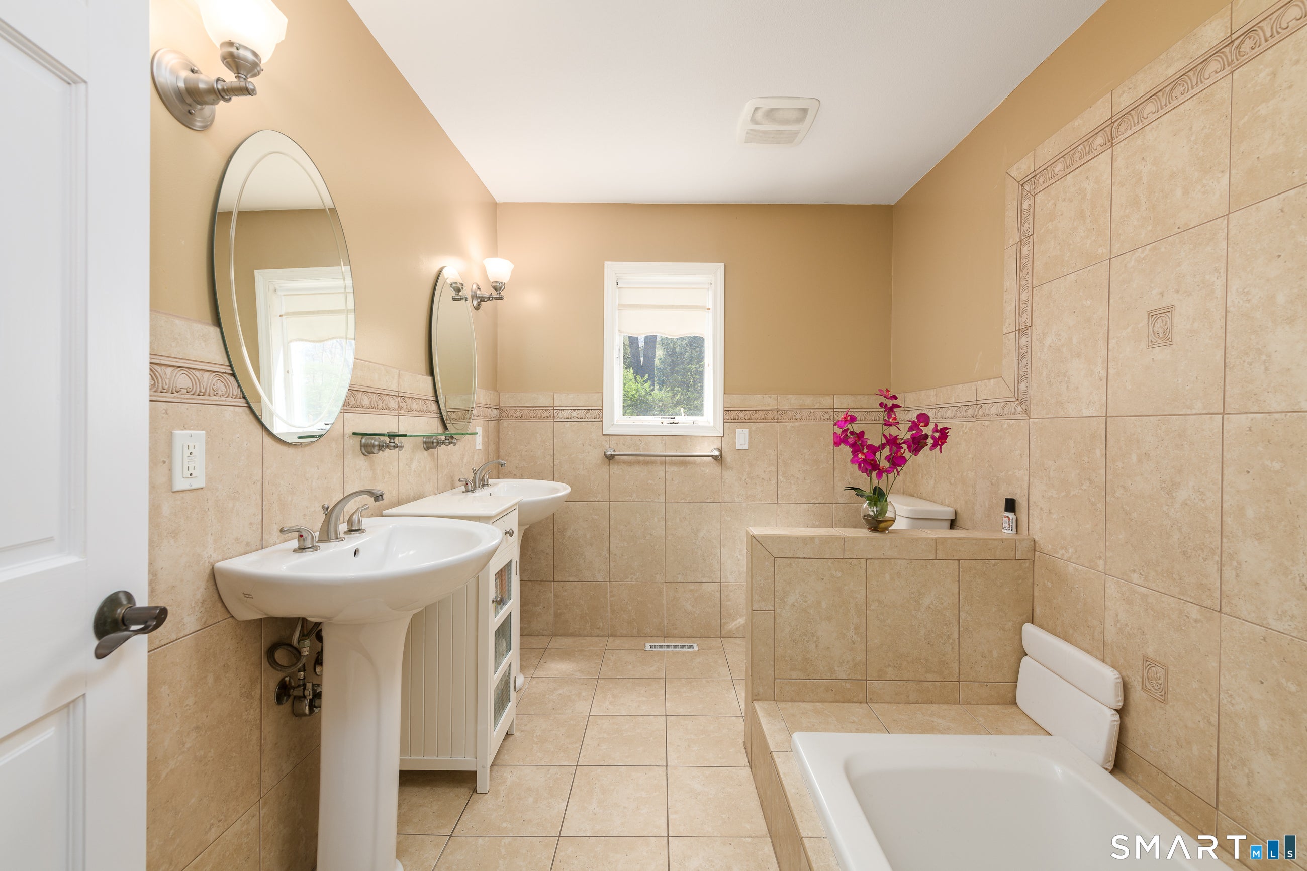Ellington, Connecticut, 06029, United States, 5 Bedrooms Bedrooms, ,4 BathroomsBathrooms,Residential,For Sale,2041119