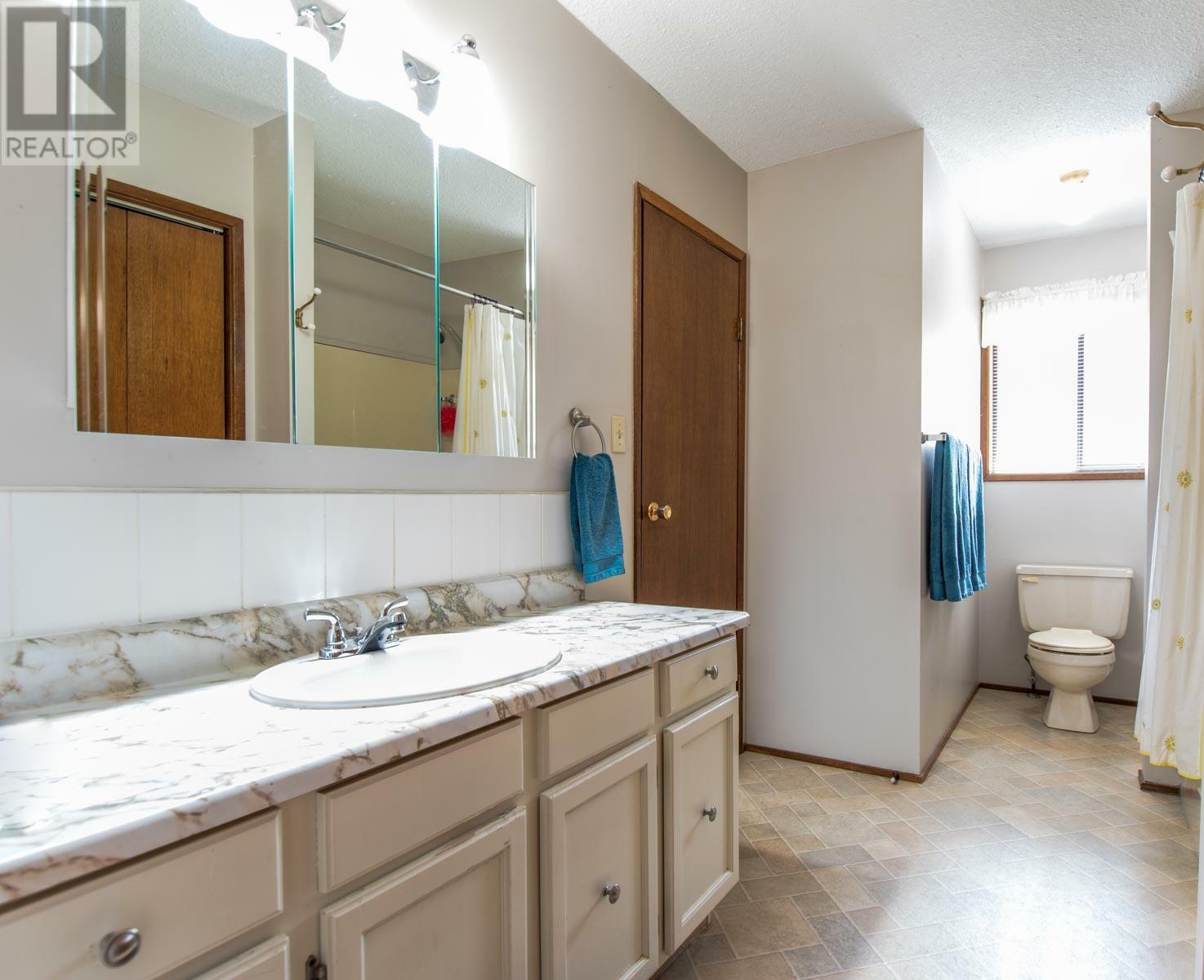 SPALLUMCHEEN, British Columbia, V4Y 0S8, CA, 6 Bedrooms Bedrooms, ,2 BathroomsBathrooms,Residential,For Sale,1838757