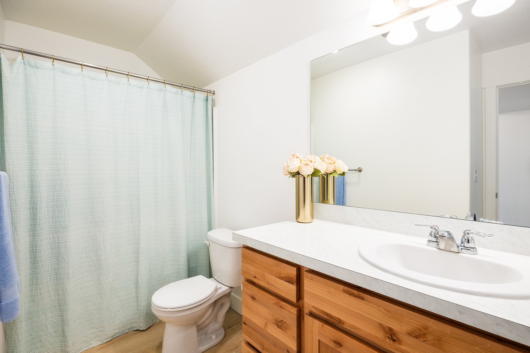  Meticulously Maintained End-Unit Townhome - 物件實景