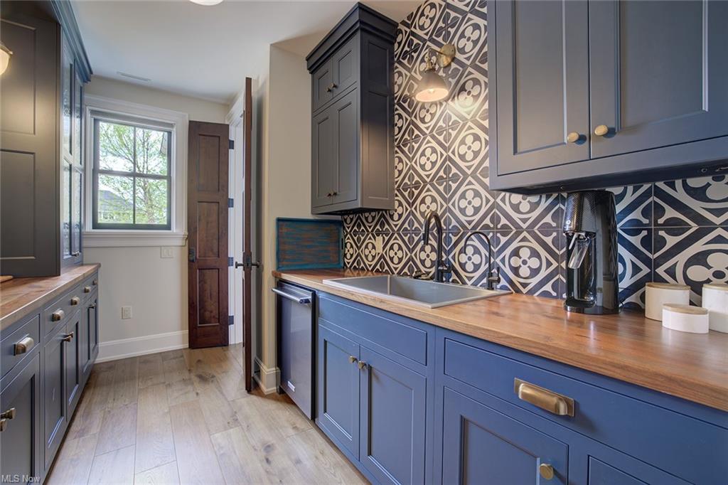 Williamstown, West Virginia, 26187, United States, 5 Bedrooms Bedrooms, ,8 BathroomsBathrooms,Residential,For Sale,1980118