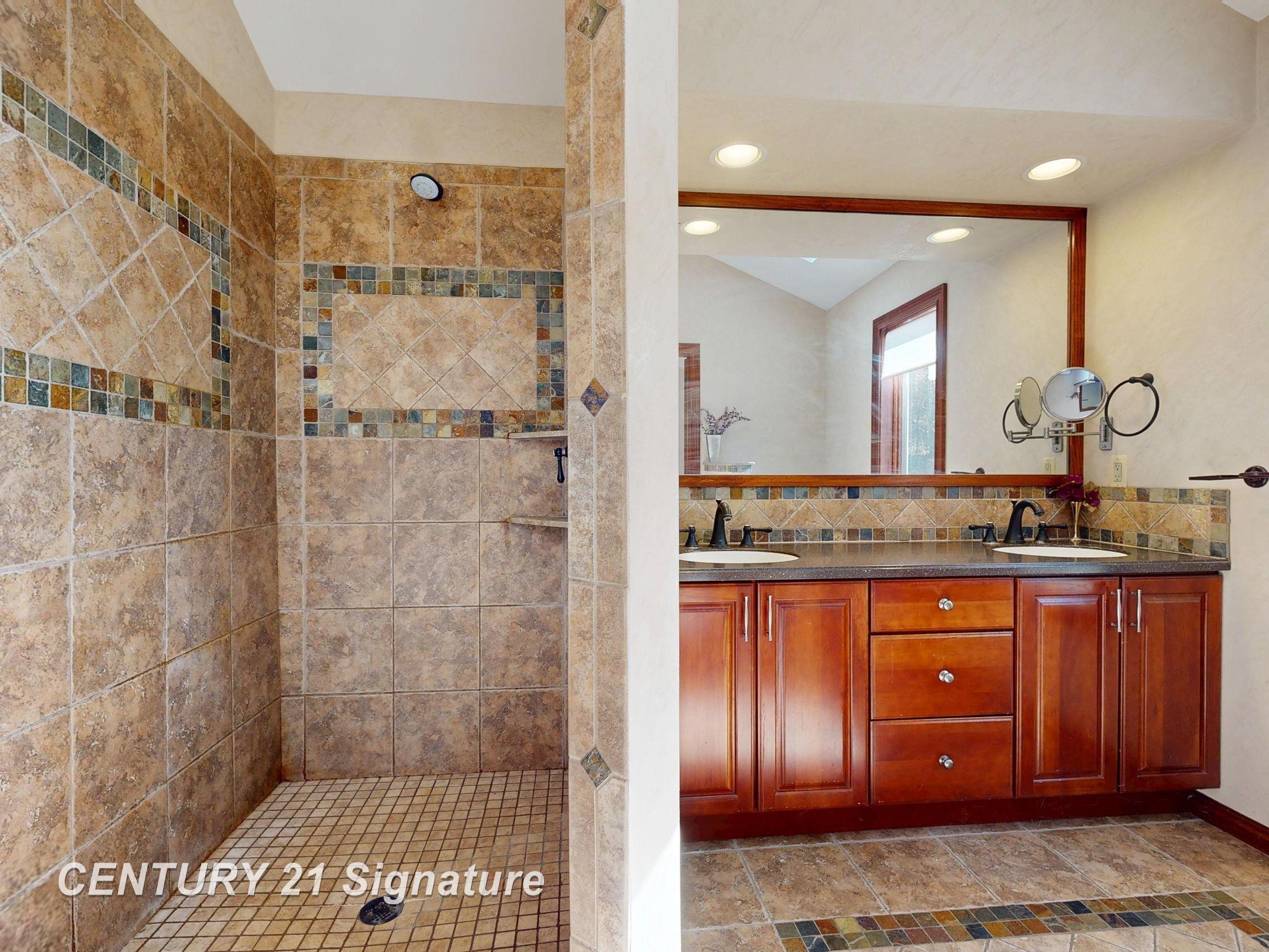 Fenton, Michigan, 48430, United States, 6 Bedrooms Bedrooms, ,4 BathroomsBathrooms,Residential,For Sale,1976063