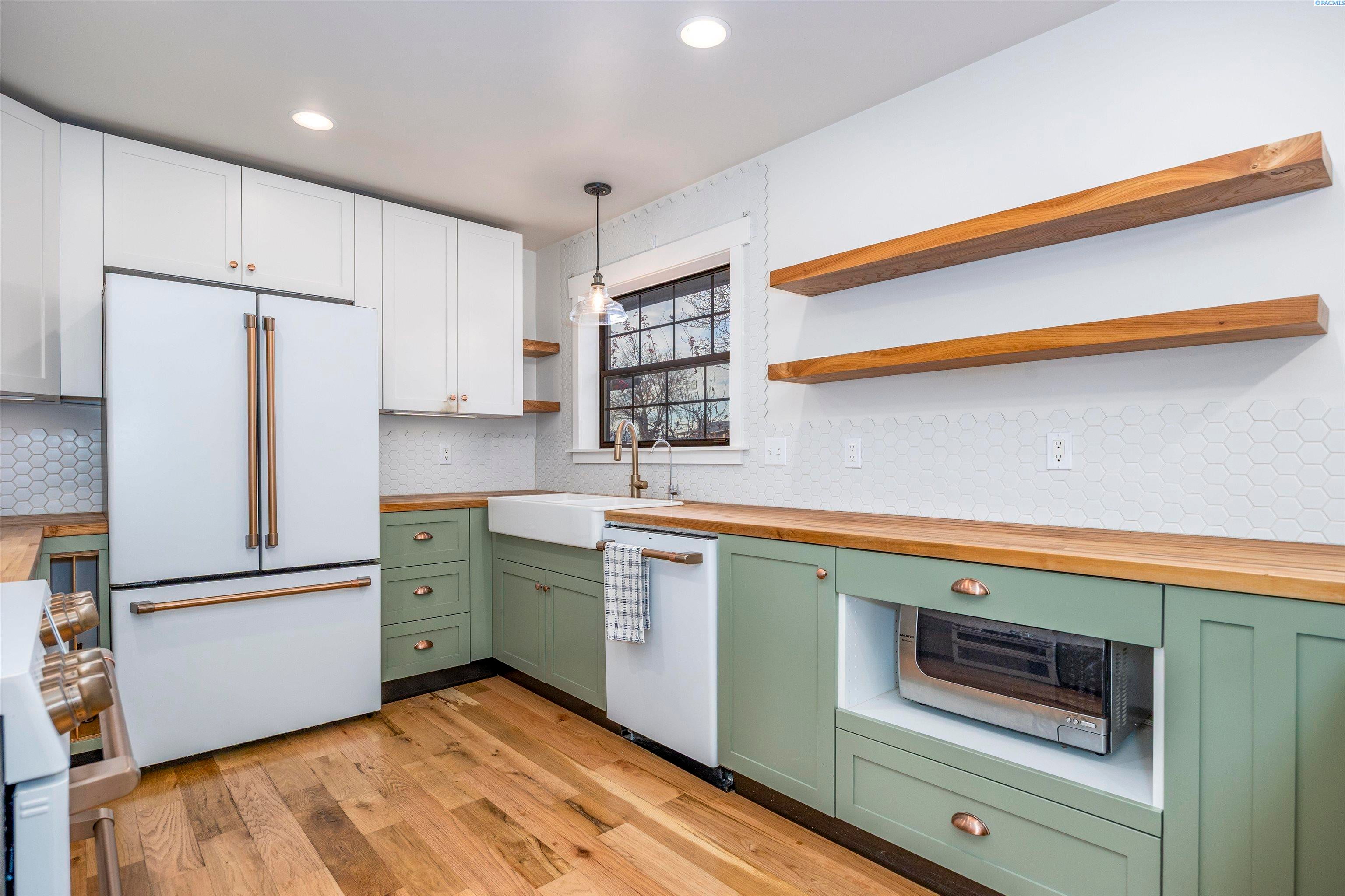 Sunnyside, Washington, 98944, United States, 3 Bedrooms Bedrooms, ,2 BathroomsBathrooms,Residential,For Sale,1998016