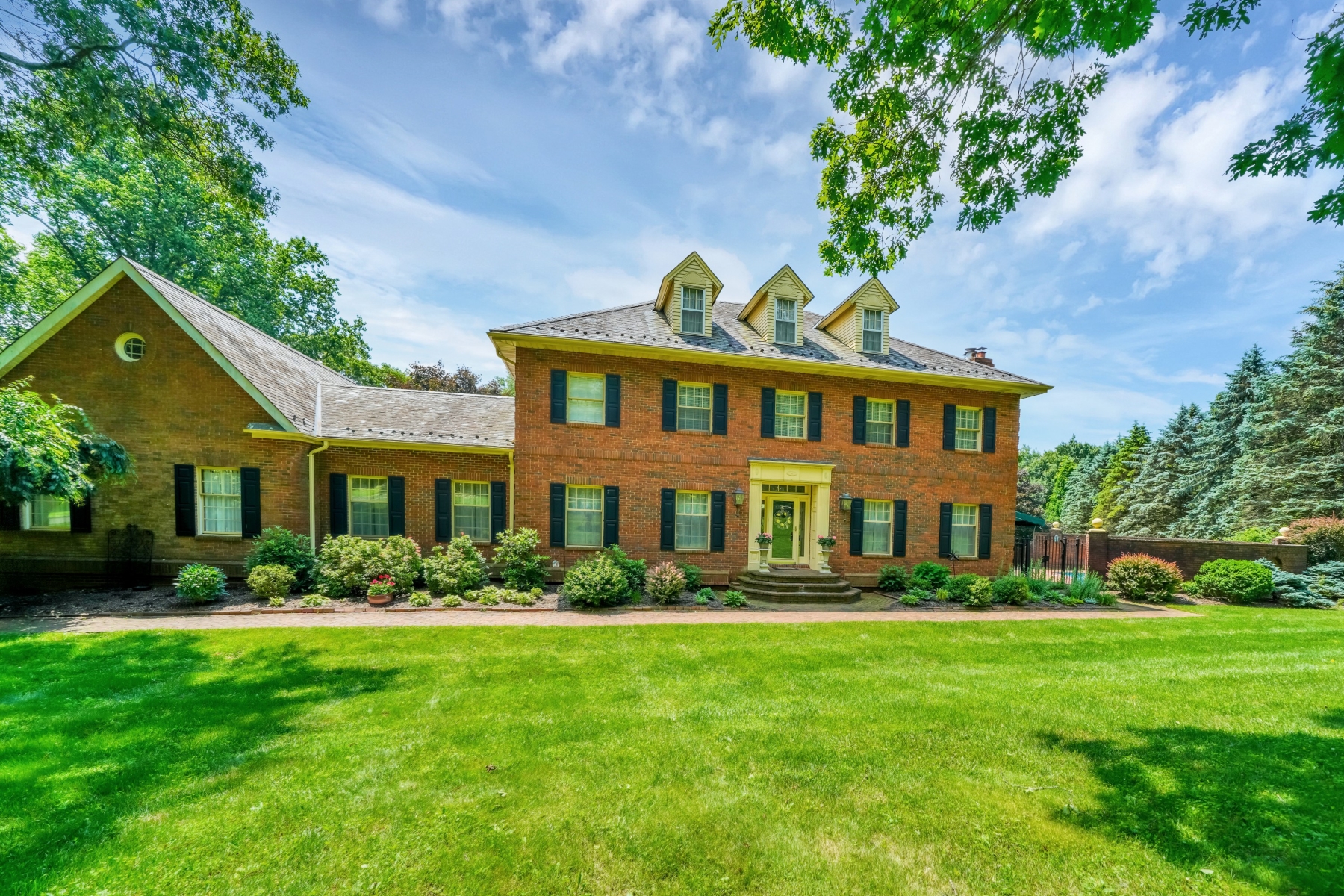  Thoughtfully Designed Stately Brick Colonial Home - 物件實景