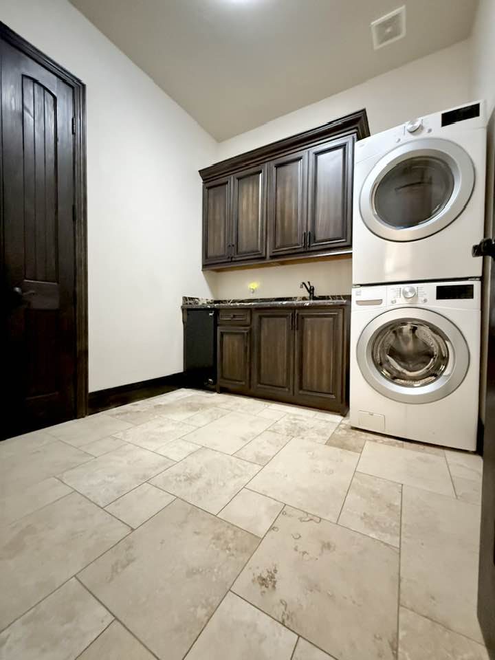 Carlsbad, New Mexico, 88220, United States, 4 Bedrooms Bedrooms, ,6 BathroomsBathrooms,Residential,For Sale,1974885