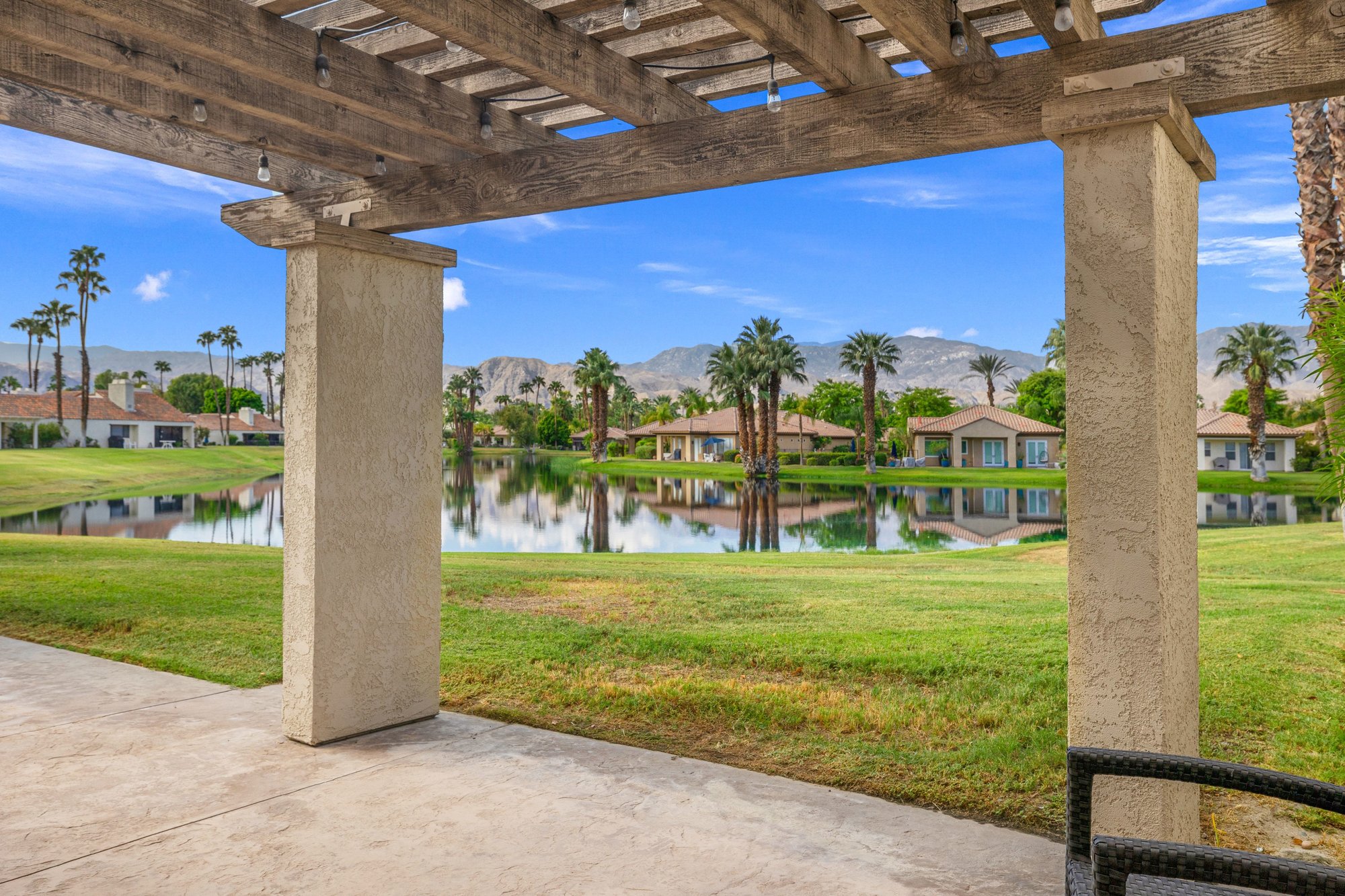  Serene Lakeside Setting Mission Hills Country Club - 物件實景