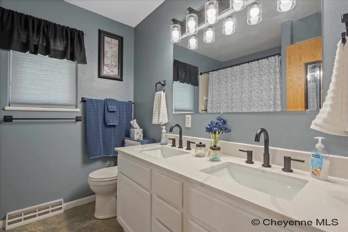 Cheyenne, Wyoming, 82007, United States, 4 Bedrooms Bedrooms, ,3 BathroomsBathrooms,Residential,For Sale,1941950