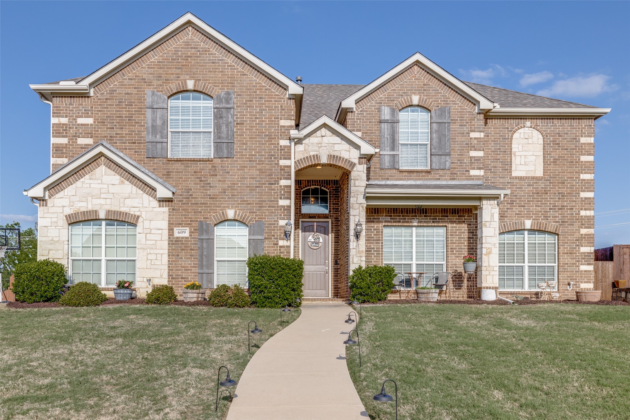 Kennedale, Texas, 76060, United States, 5 Bedrooms Bedrooms, ,4 BathroomsBathrooms,Residential,For Sale,1926987