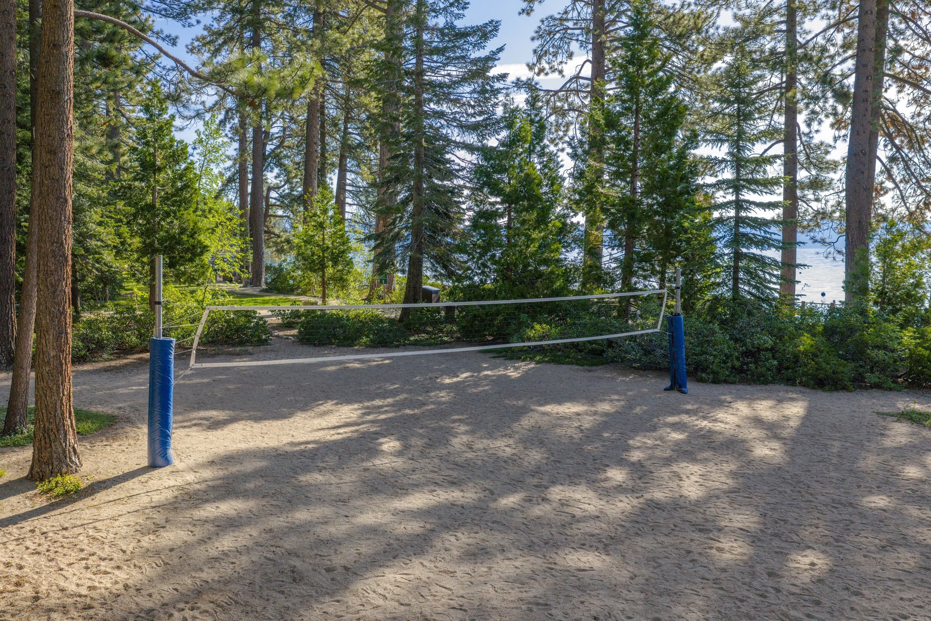  Iconic, Updated A-frame Steps from Trails with Private Beach Membership - 物件實景