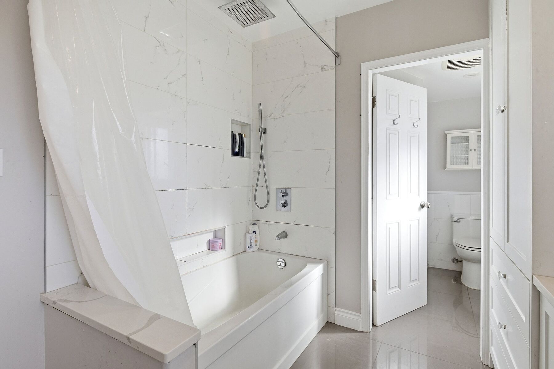  Gordon Head Family Home - 物件實景