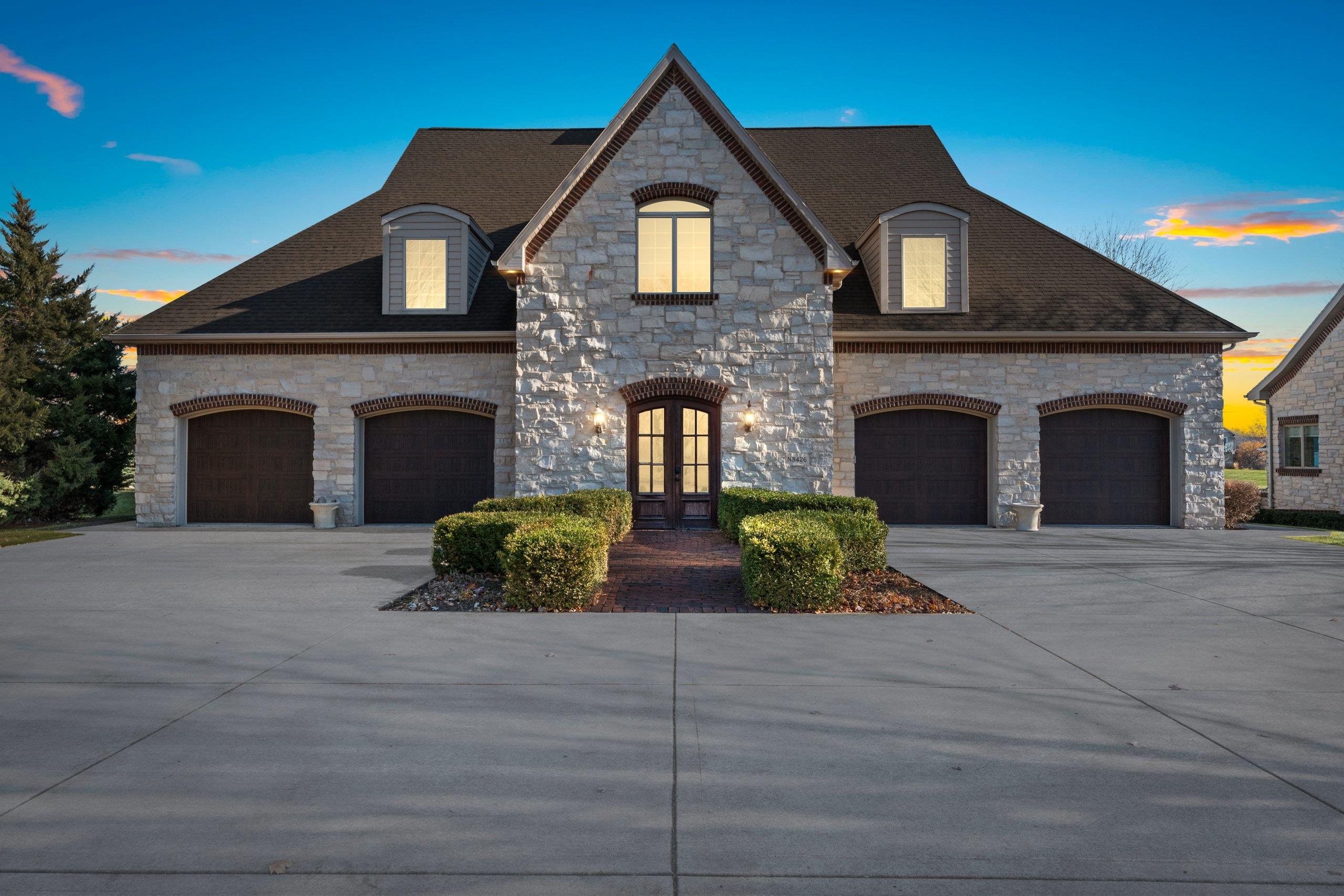 MENASHA, Wisconsin, 54952, United States, 2 Bedrooms Bedrooms, ,3 BathroomsBathrooms,Residential,For Sale,1994567