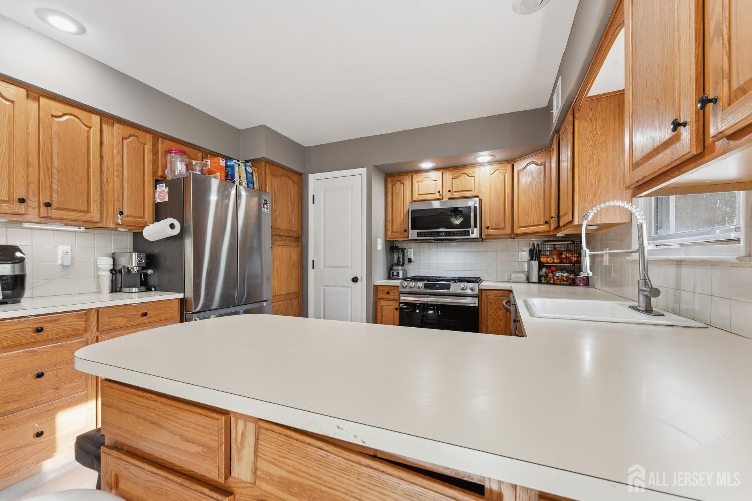 Piscataway, New Jersey, 08854, United States, 3 Bedrooms Bedrooms, ,2 BathroomsBathrooms,Residential,For Sale,1989136