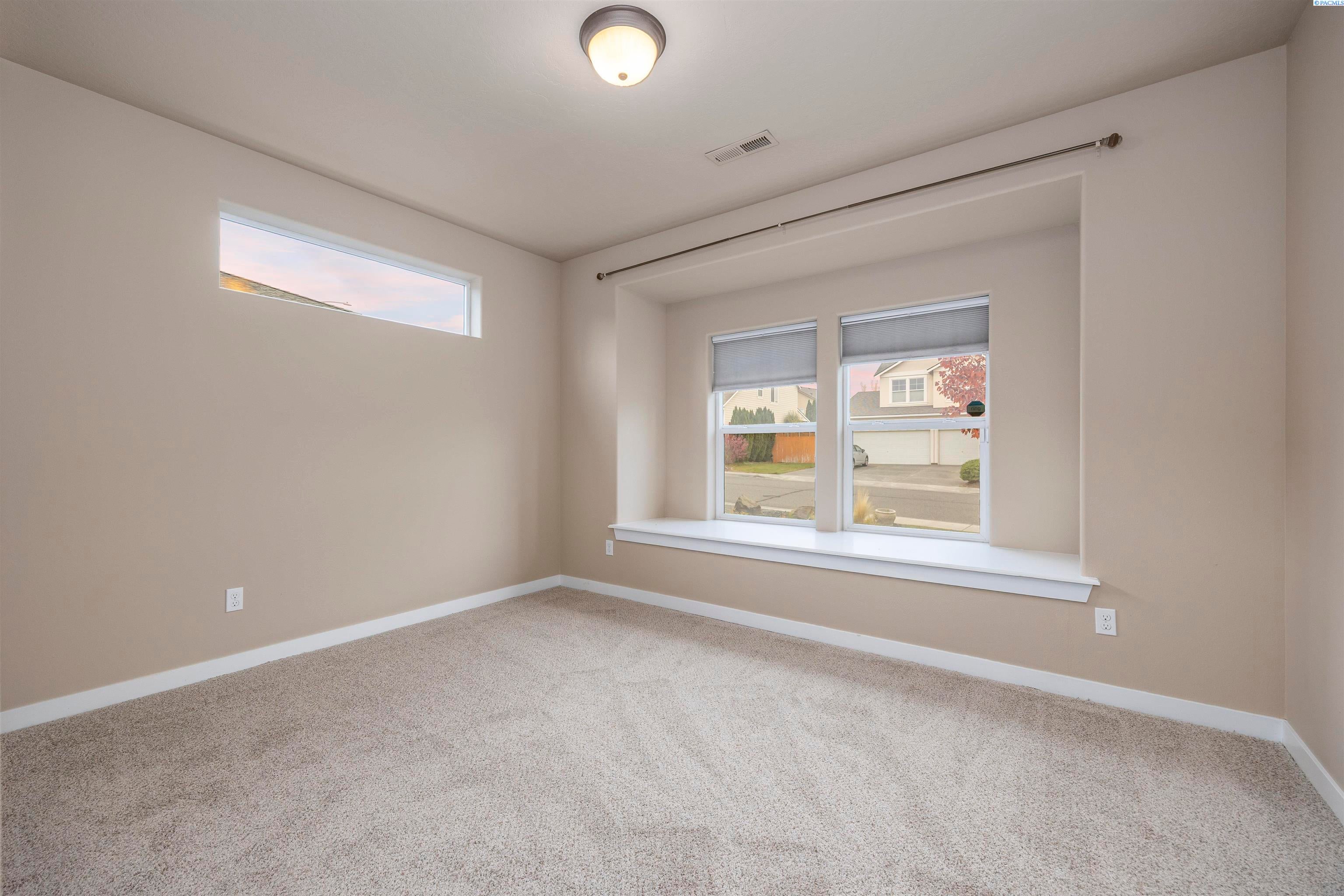 Richland, Washington, 99354, United States, 4 Bedrooms Bedrooms, ,2 BathroomsBathrooms,Residential,For Sale,1981537