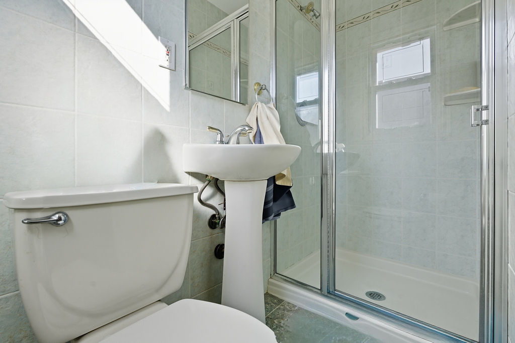 Howard, New York, 11414, United States, 4 Bedrooms Bedrooms, ,3 BathroomsBathrooms,Residential,For Sale,1975737