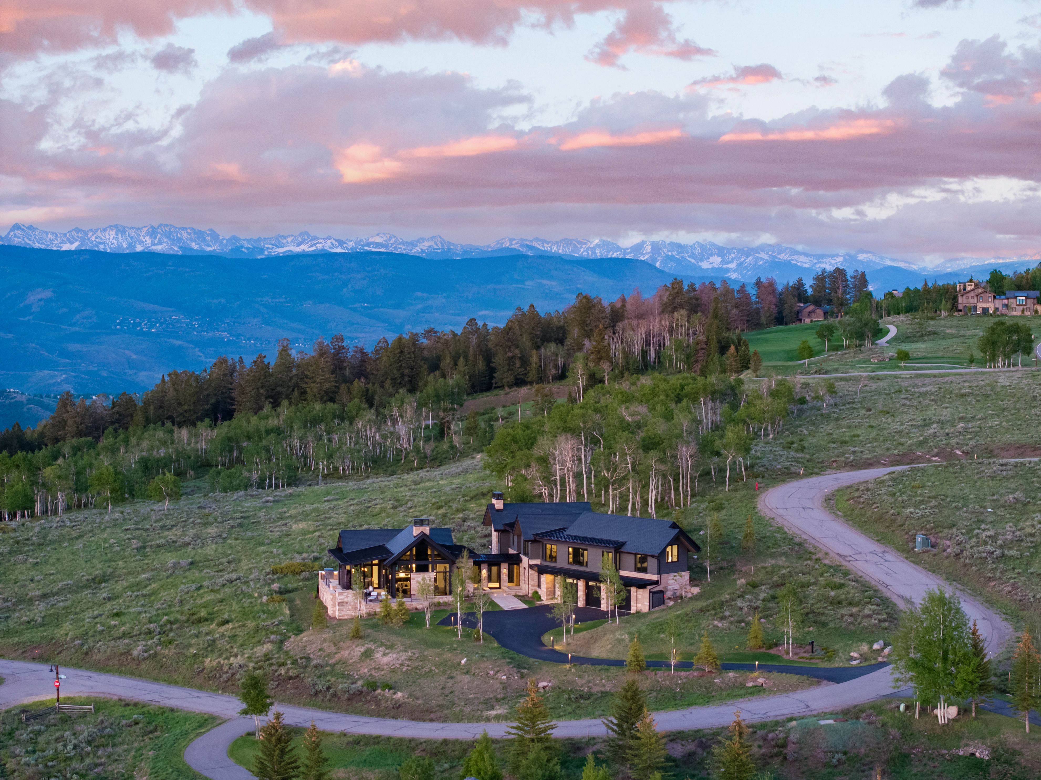 Designed to Embrace Both Grand Entertaining and Everyday Mountain Living - 物件實景
